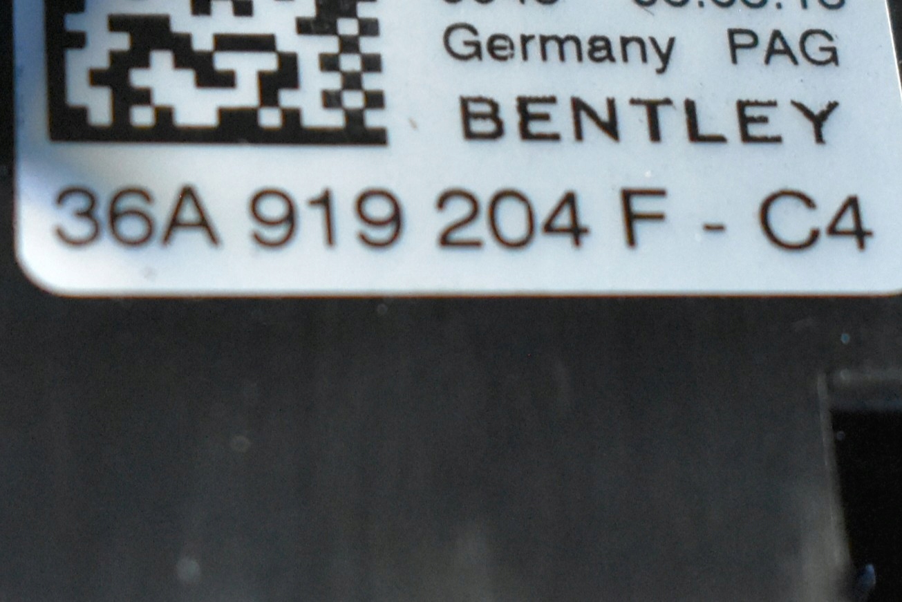 perfect condition clock consoles BENTLEY BENTAYGA 1 9