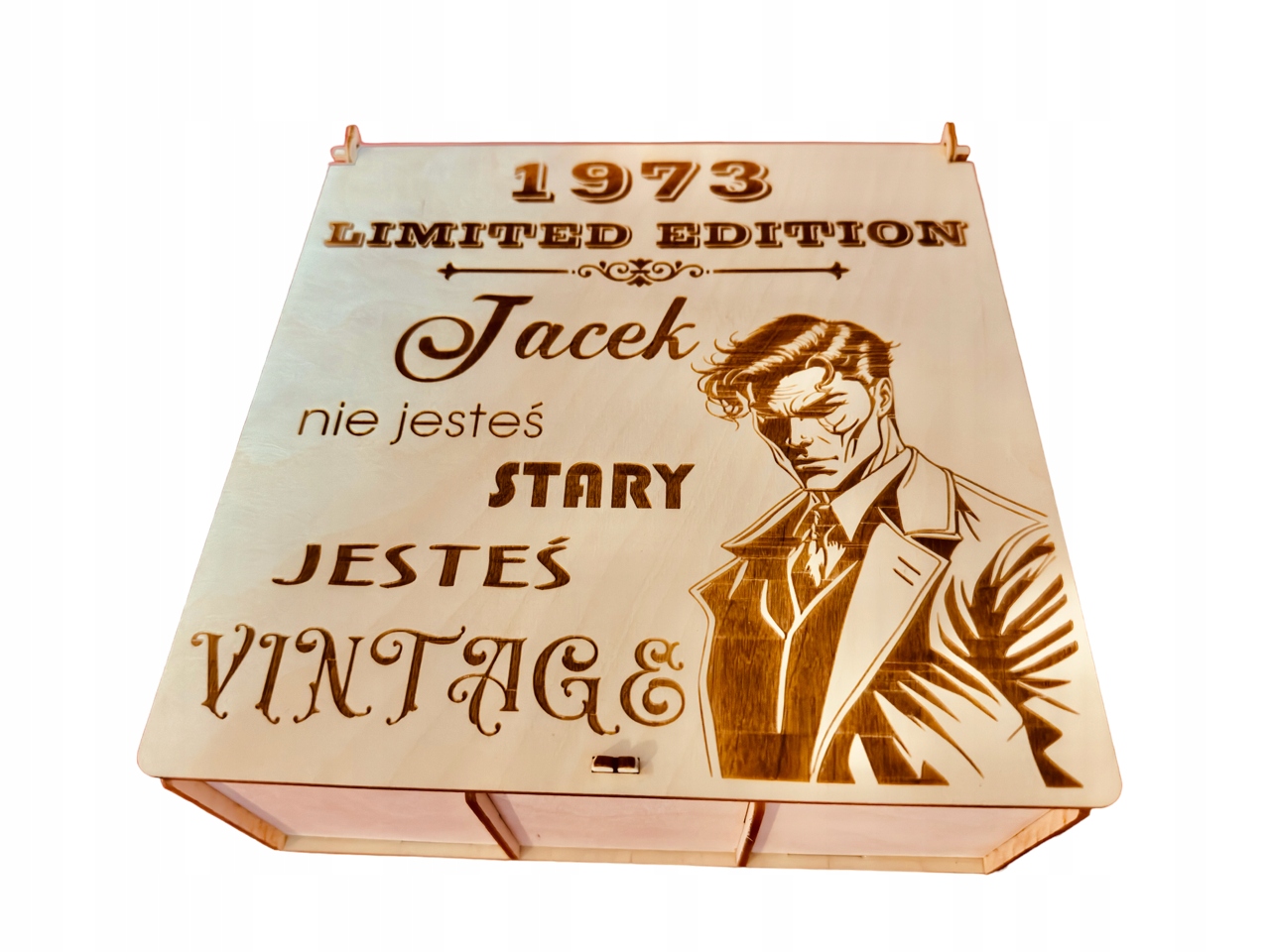 Narozeninová nezbytnost, odletový gravírovaný dárek k narozeninám.