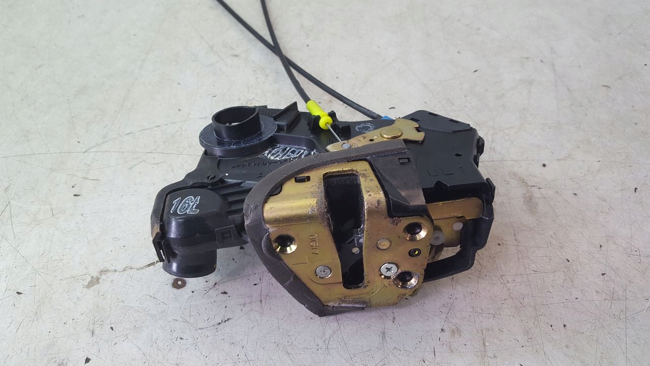 lock front front left Toyota Avensis T25 2,2