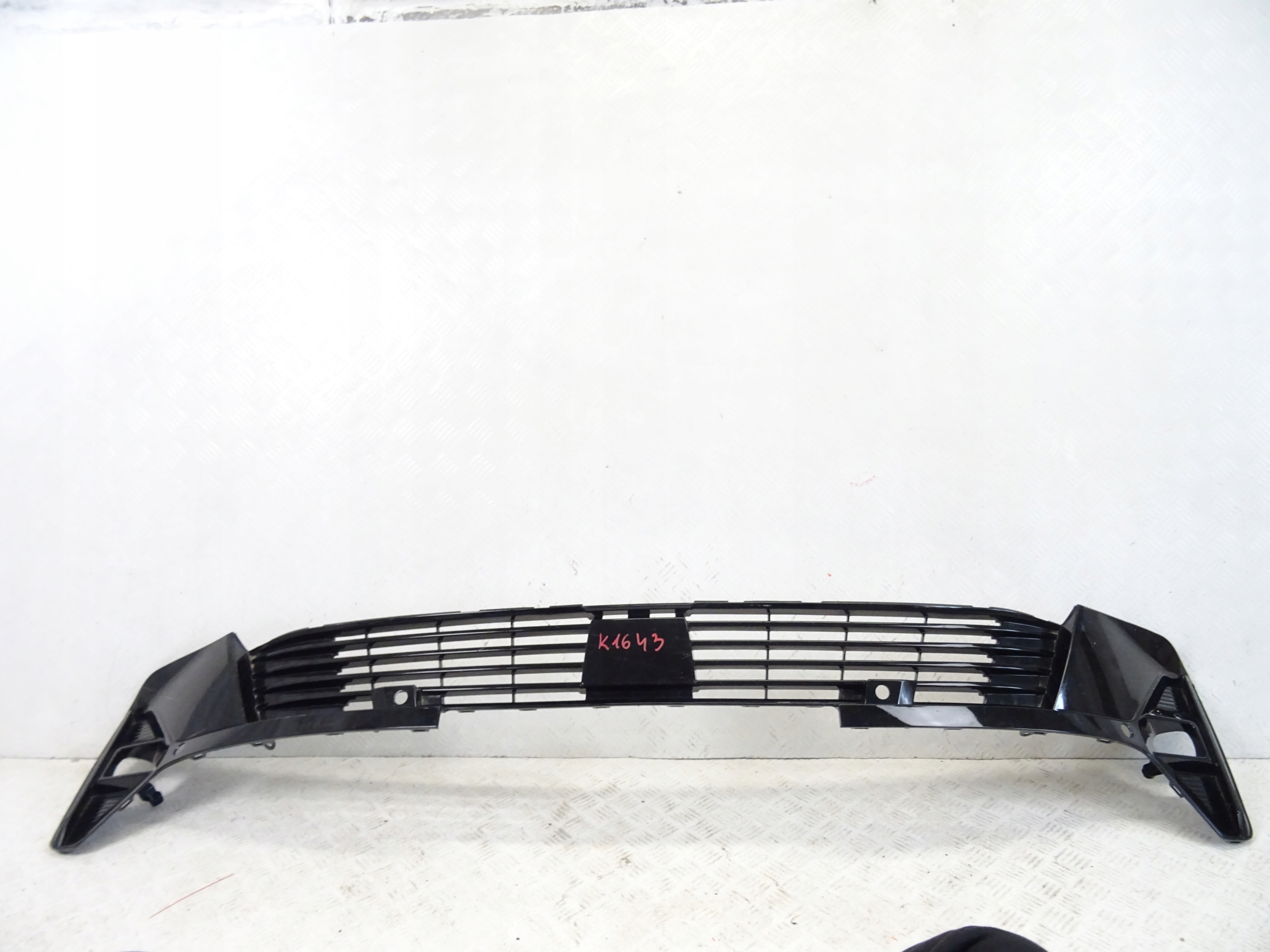 grid of a bumper front front central OPEL ASTRA L GS 9847194680