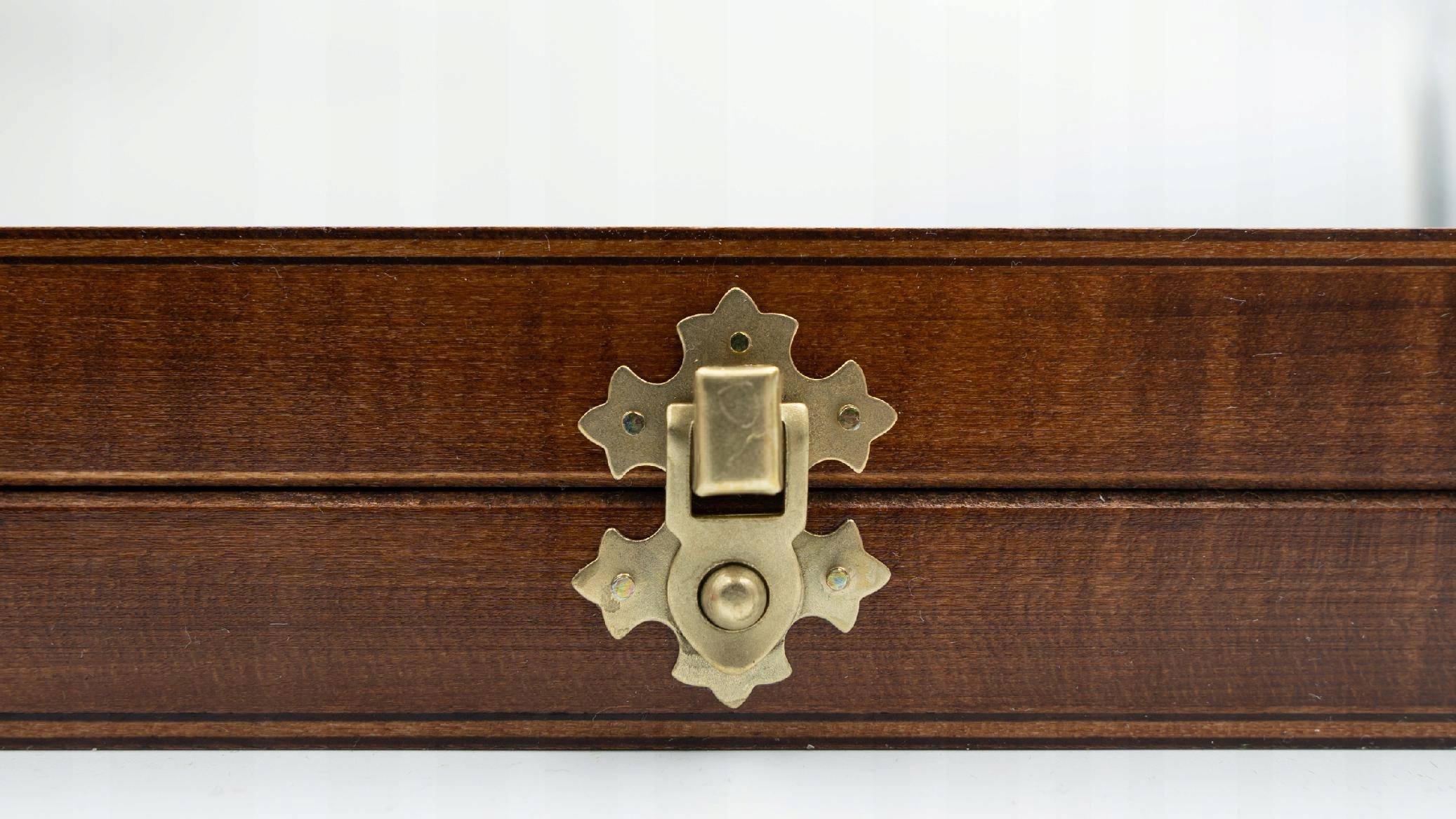 Szachy drewniane rzeźbione intarsja 42x42 Producent Madoń