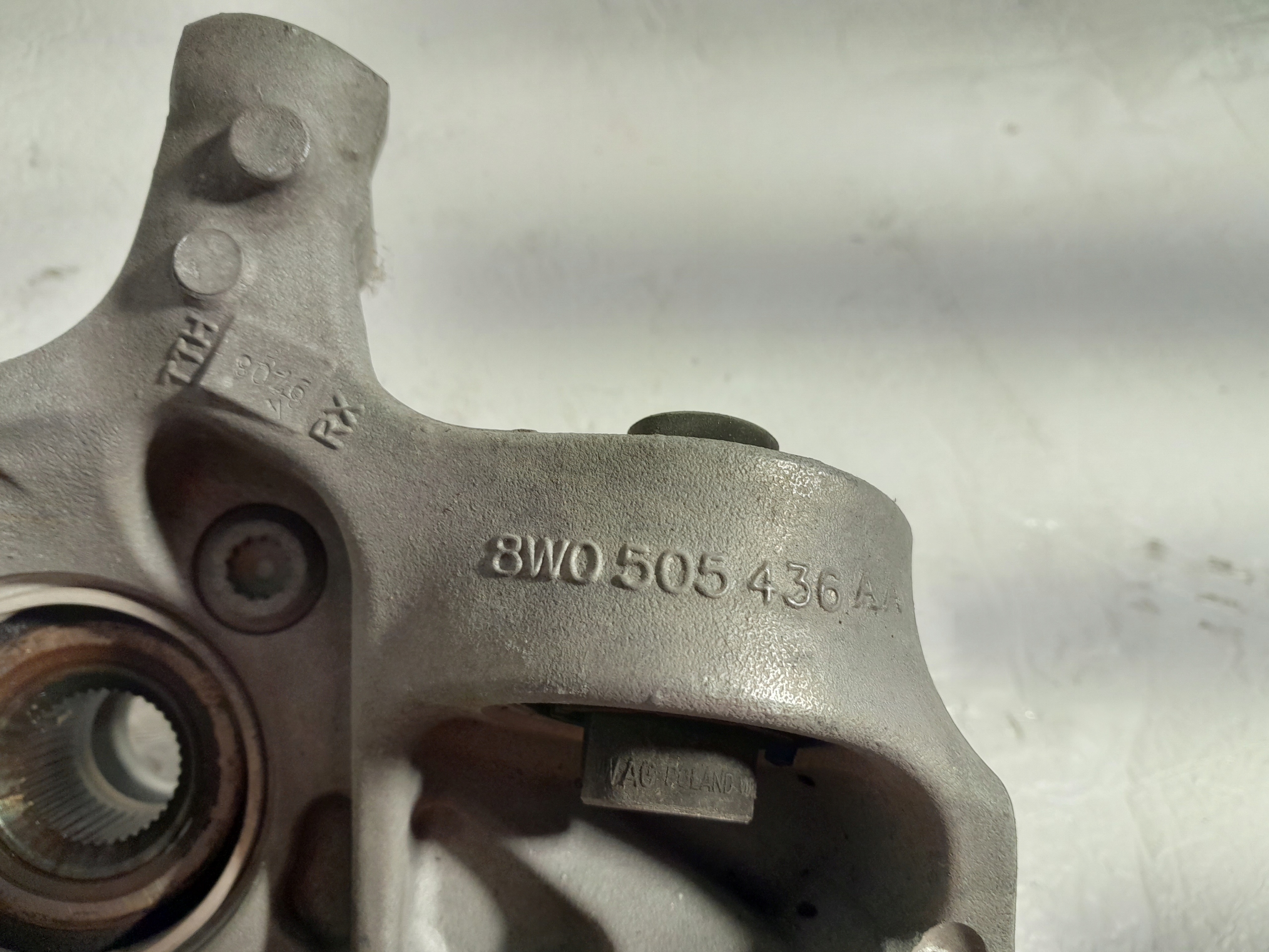 AUDI A4 B9 otoč čepu pravý záď 8W0505436AA