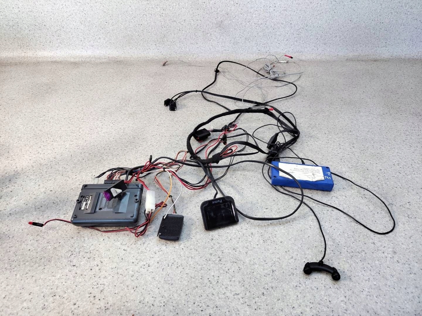 ZESTAW GŁOŚNOMÓWIĄCY PARROT MKI 9200 CHRYSLER 300C