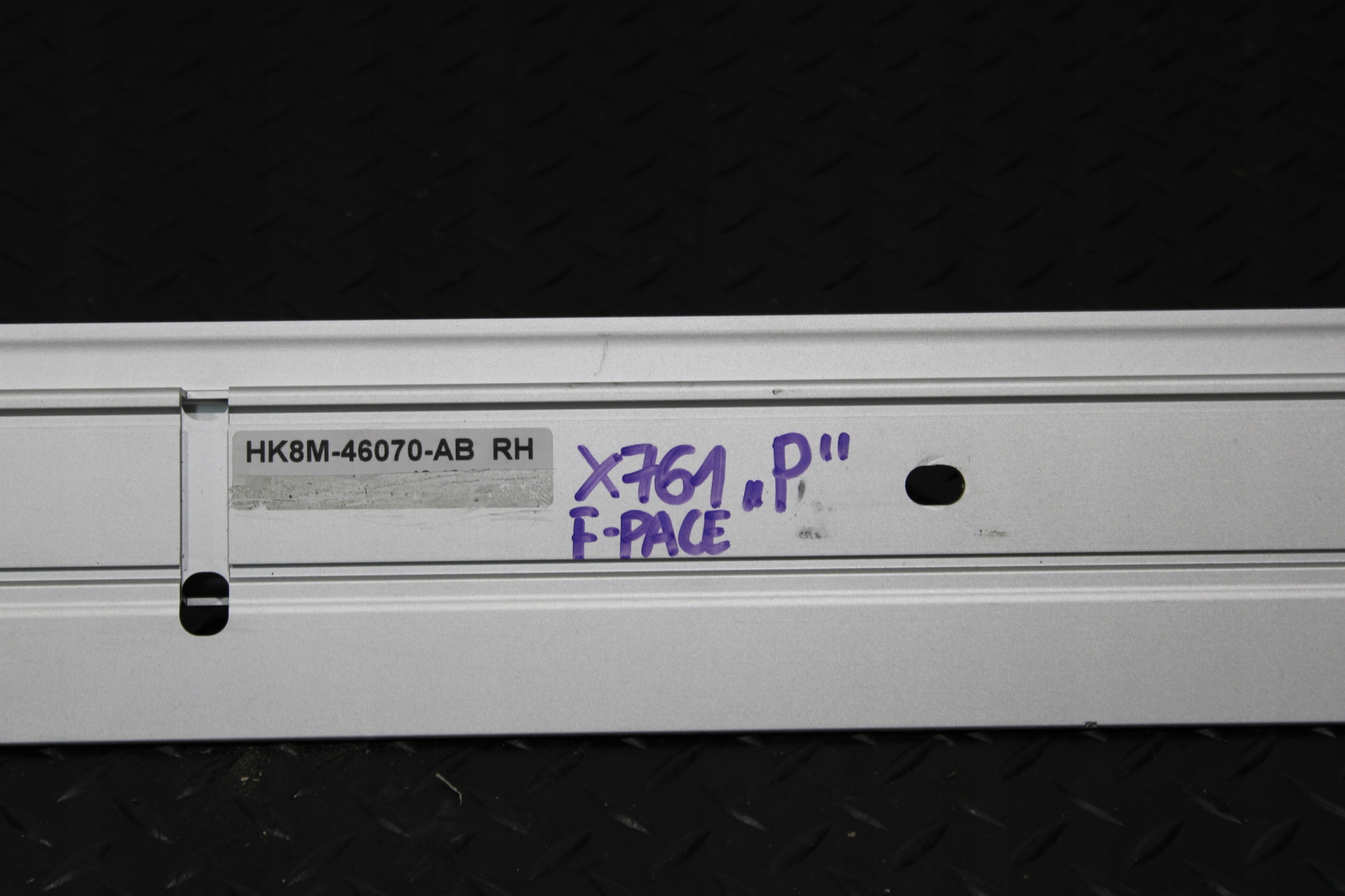 rail PROWADNICA right JAGUAR F-PACE X761 HK8M-46070-AB