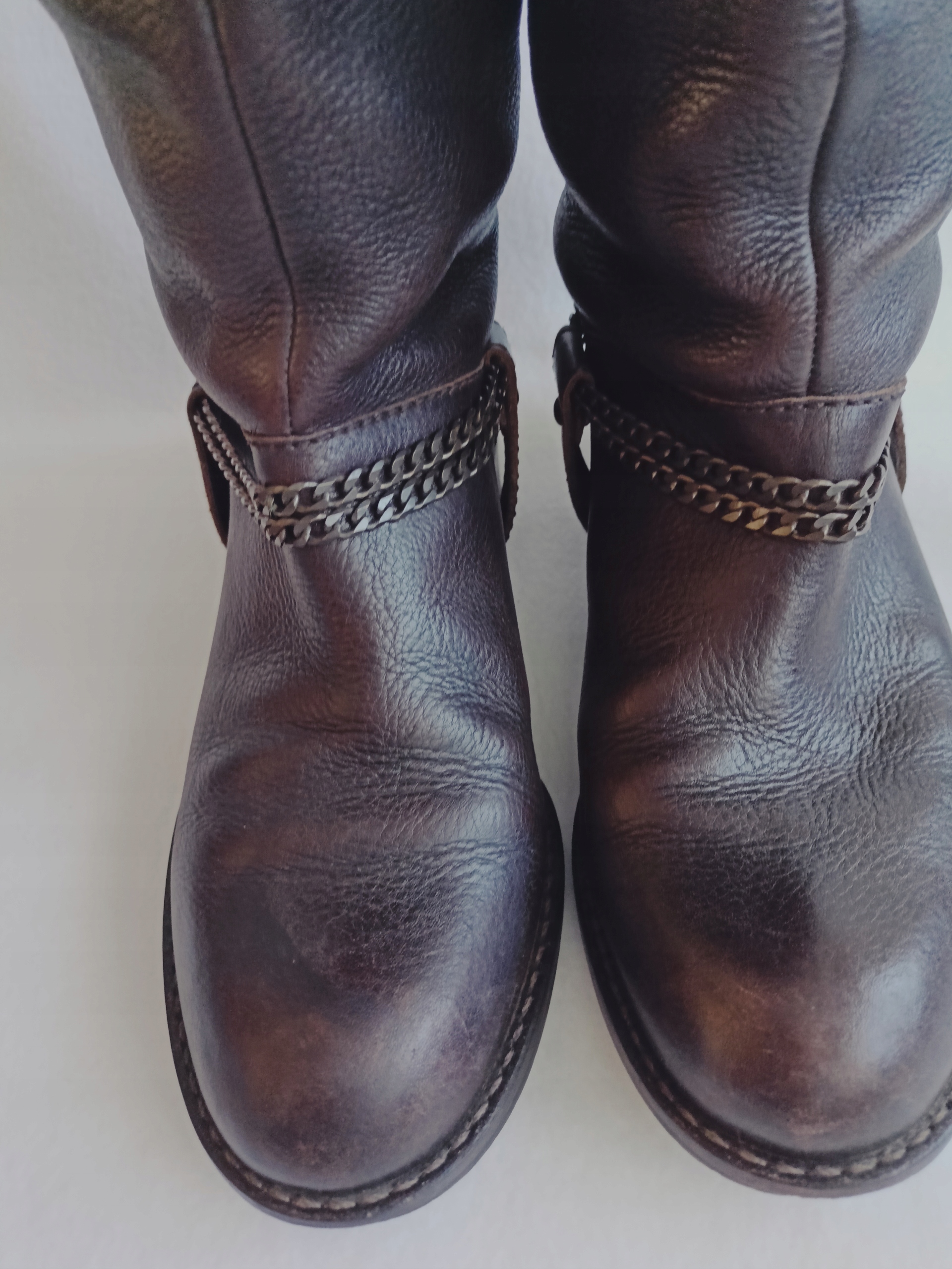 DKNY solidne skórzane kowbojki z łańcuchem 40,5 EAN (GTIN) 5050703190725