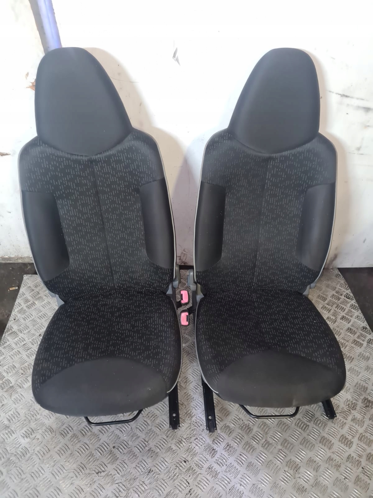 FOTEL PRAWY PEUGEOT 107 5D