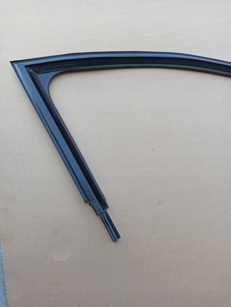 Vw jetta 5C uszczelka prowadnica szyby przód prawy Numer katalogowy części 5C6837432