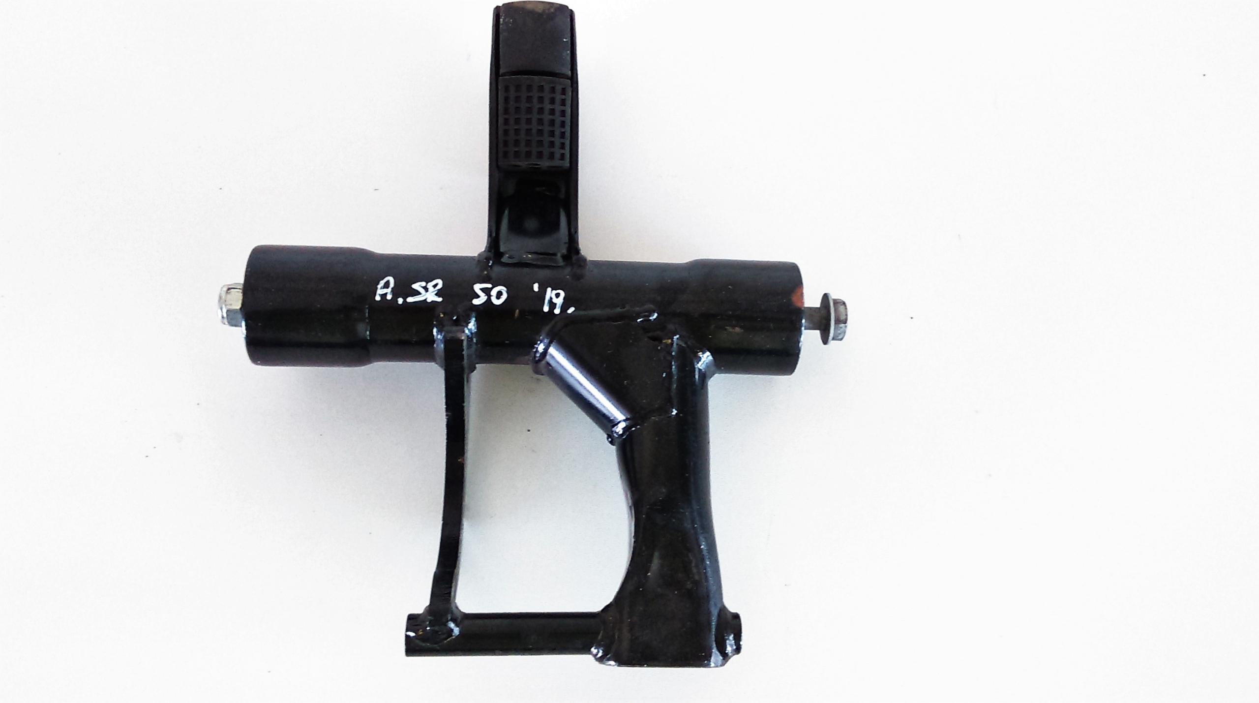 APRILIA SR 50 трос кронштейн двигуна