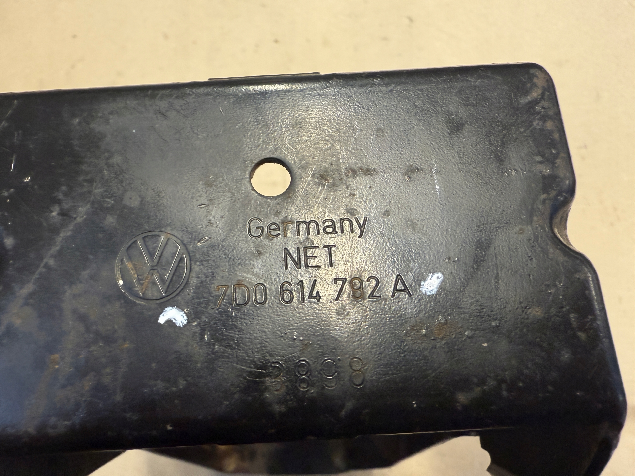 VW TRANSPORTER T4 LIFT 2.5 TDI Support plaque POMPY ABS 7D0614711B