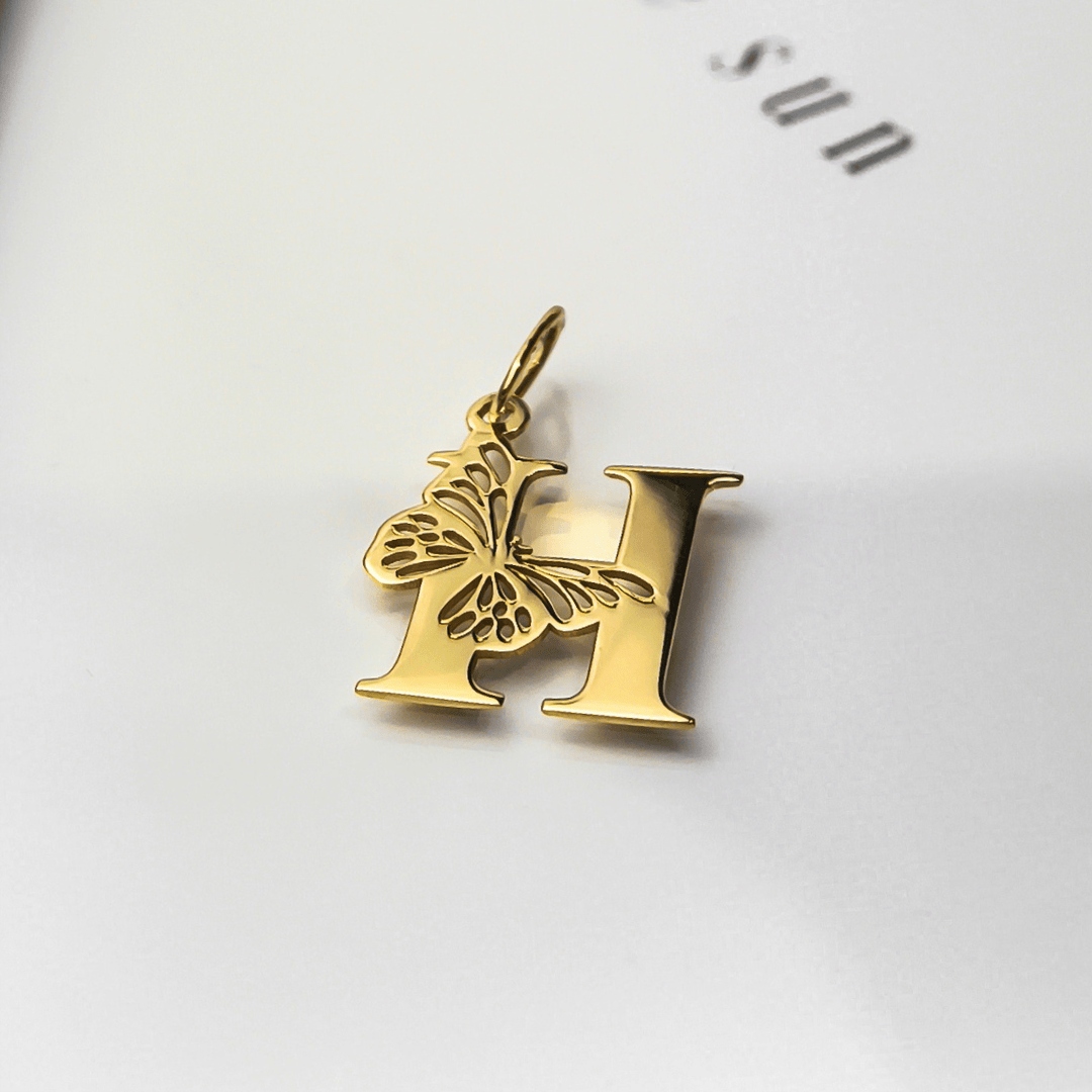Zlatý přívěsek písmeno H s motýlem au 585