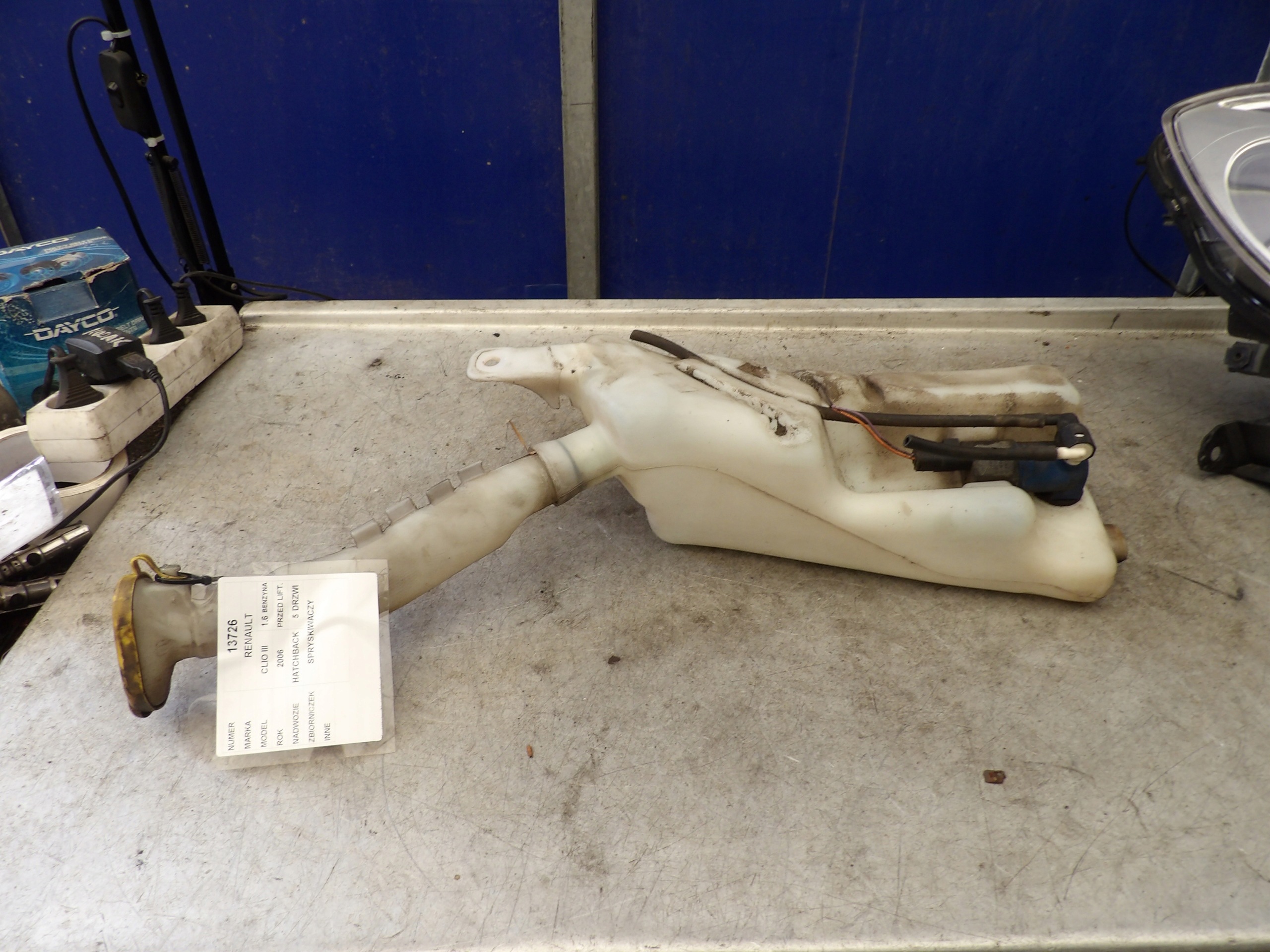 Renault Clio III washer fluid tank
