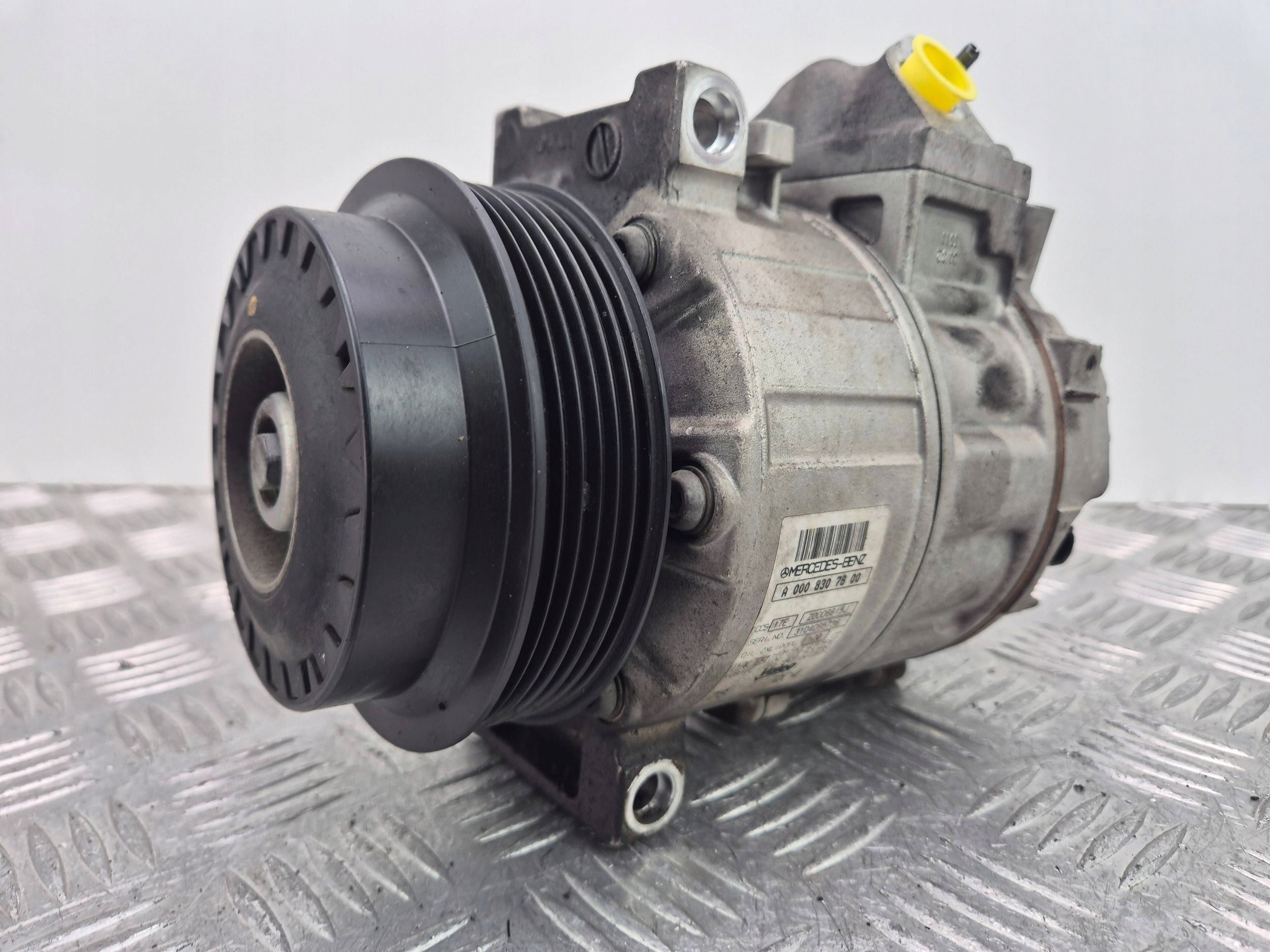 Mercedes E200 CGI W212 compressor; compressor of the air conditioning A0008307800