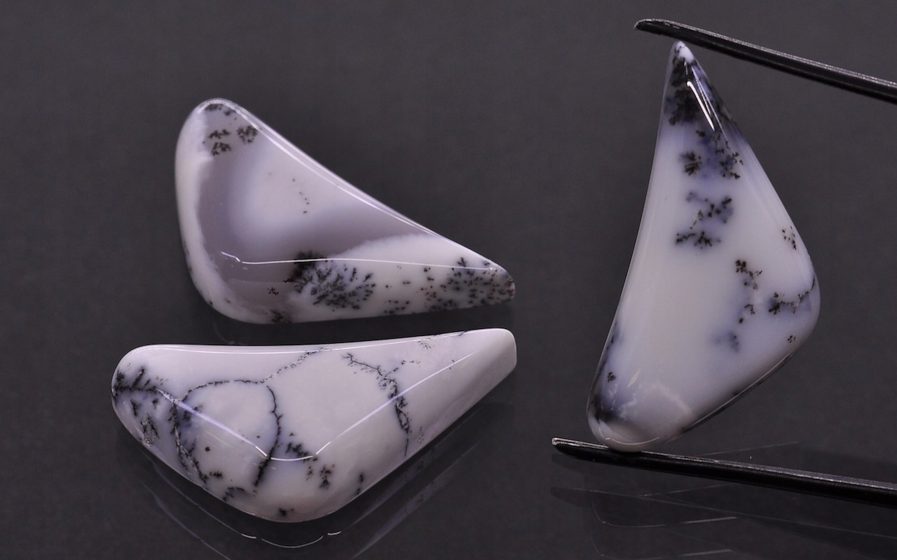 Dendritový achát kabošon nepravidelný 33x15,5 mm