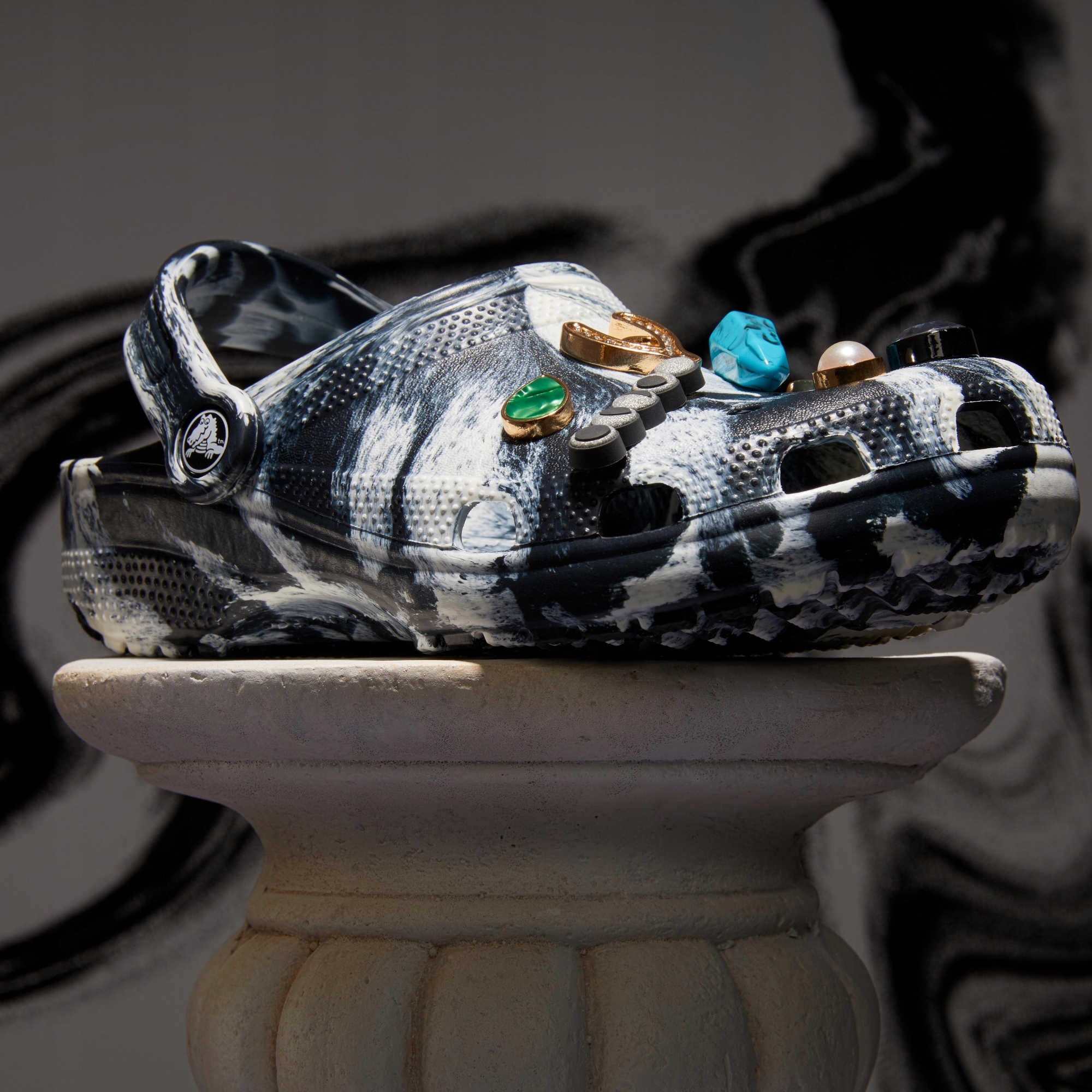 CROCS DAMSKIE CHODAKI PIANKOWE KLAPKI LEKKIE BUTY NA PLATFORMIE r. 37/38 Wzór dominujący logo