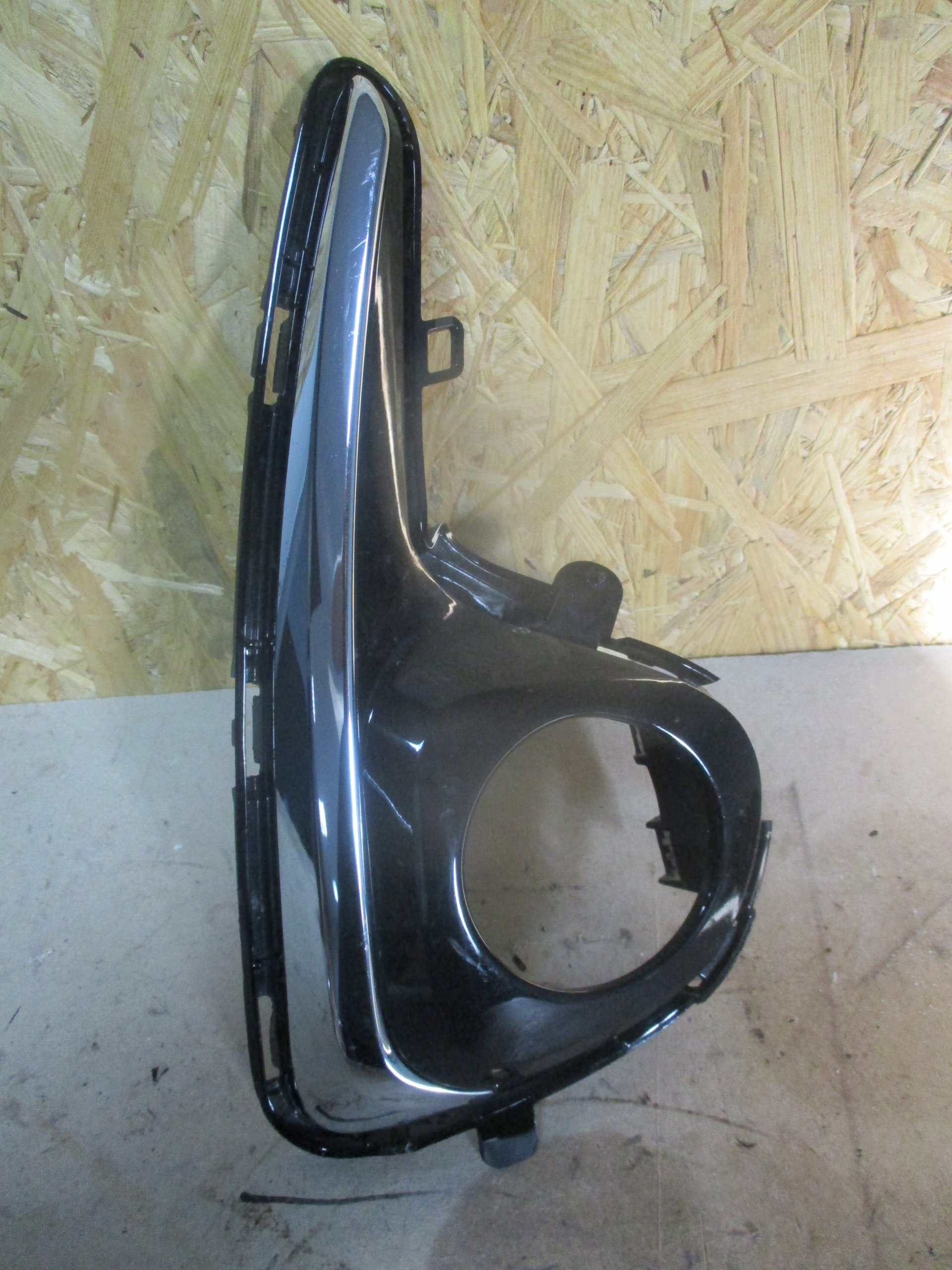 Решетка галогенная рамка правая Toyota Yaris III 14-17