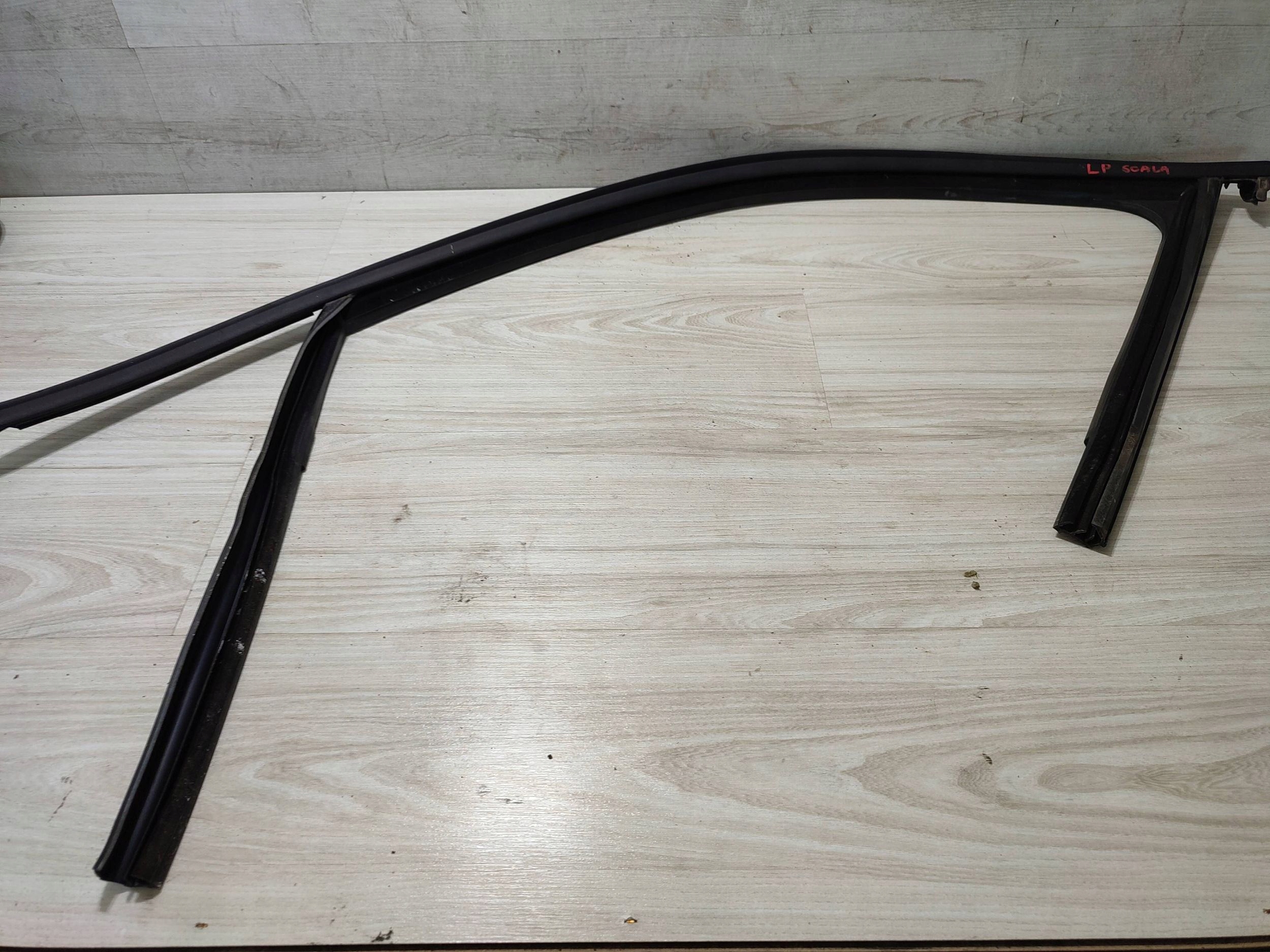 Skoda Scala 2020 front left moulding / gasket windows door przednich