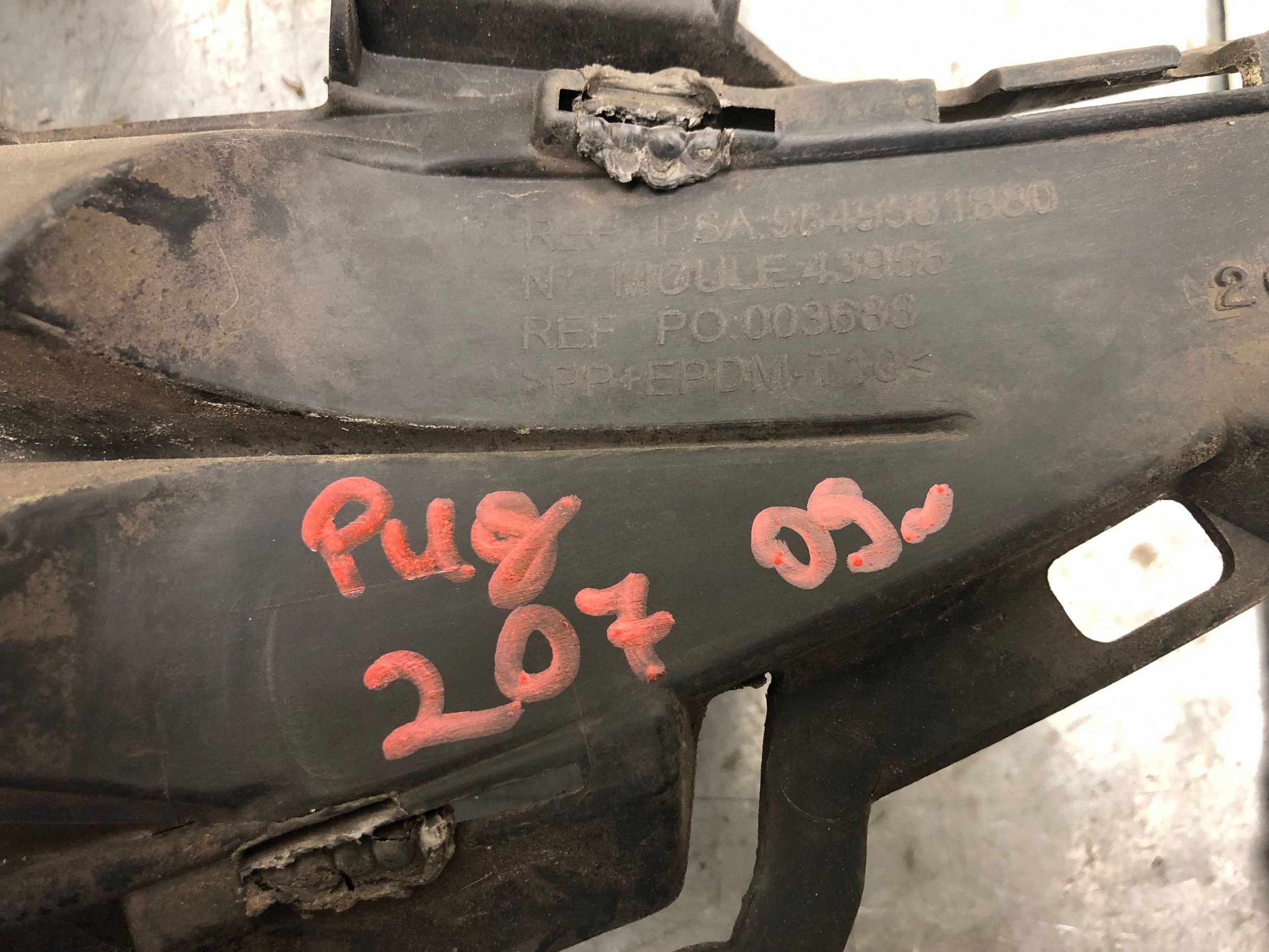 lüftungsgitter der stoßstange mitte PEUGEOT 207 9649581880