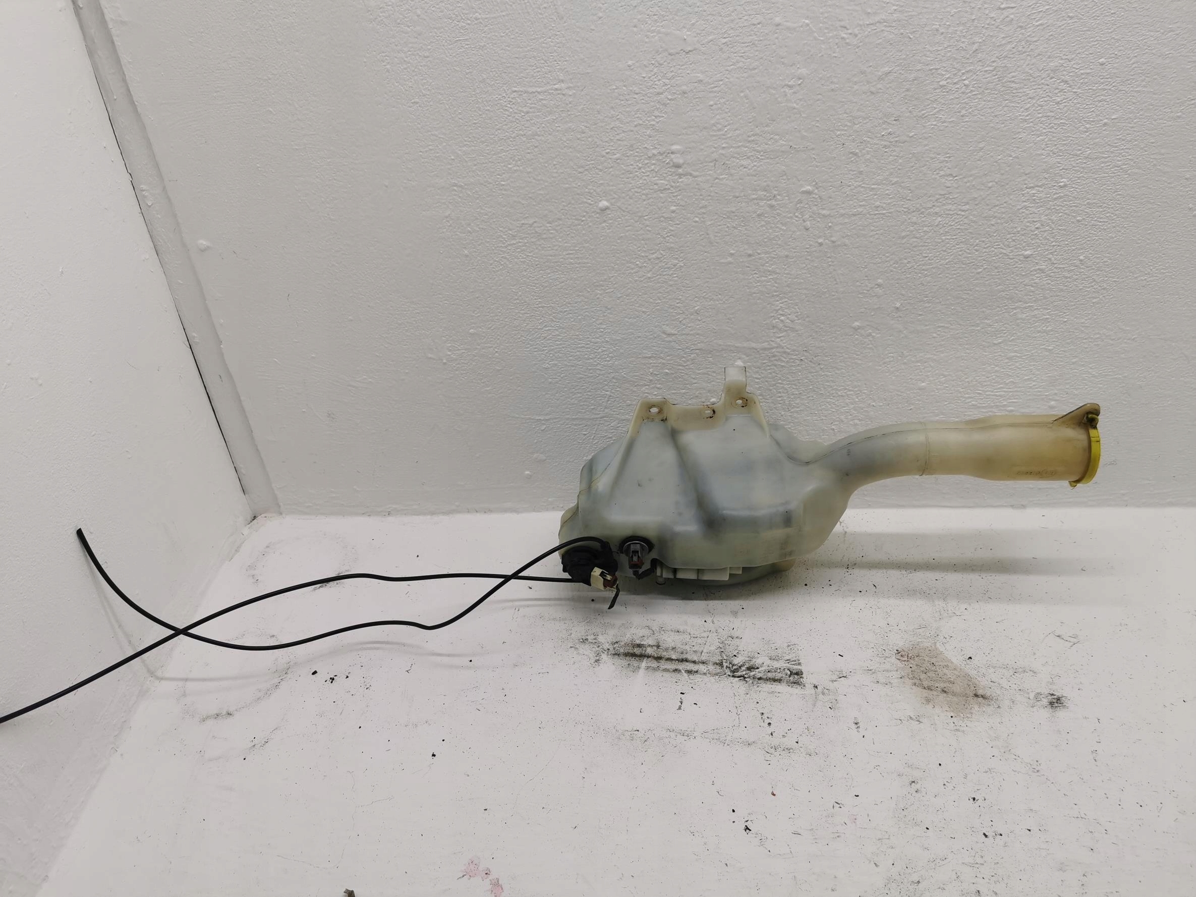washer fluid tank CHRYSLER 300C 04805740AA