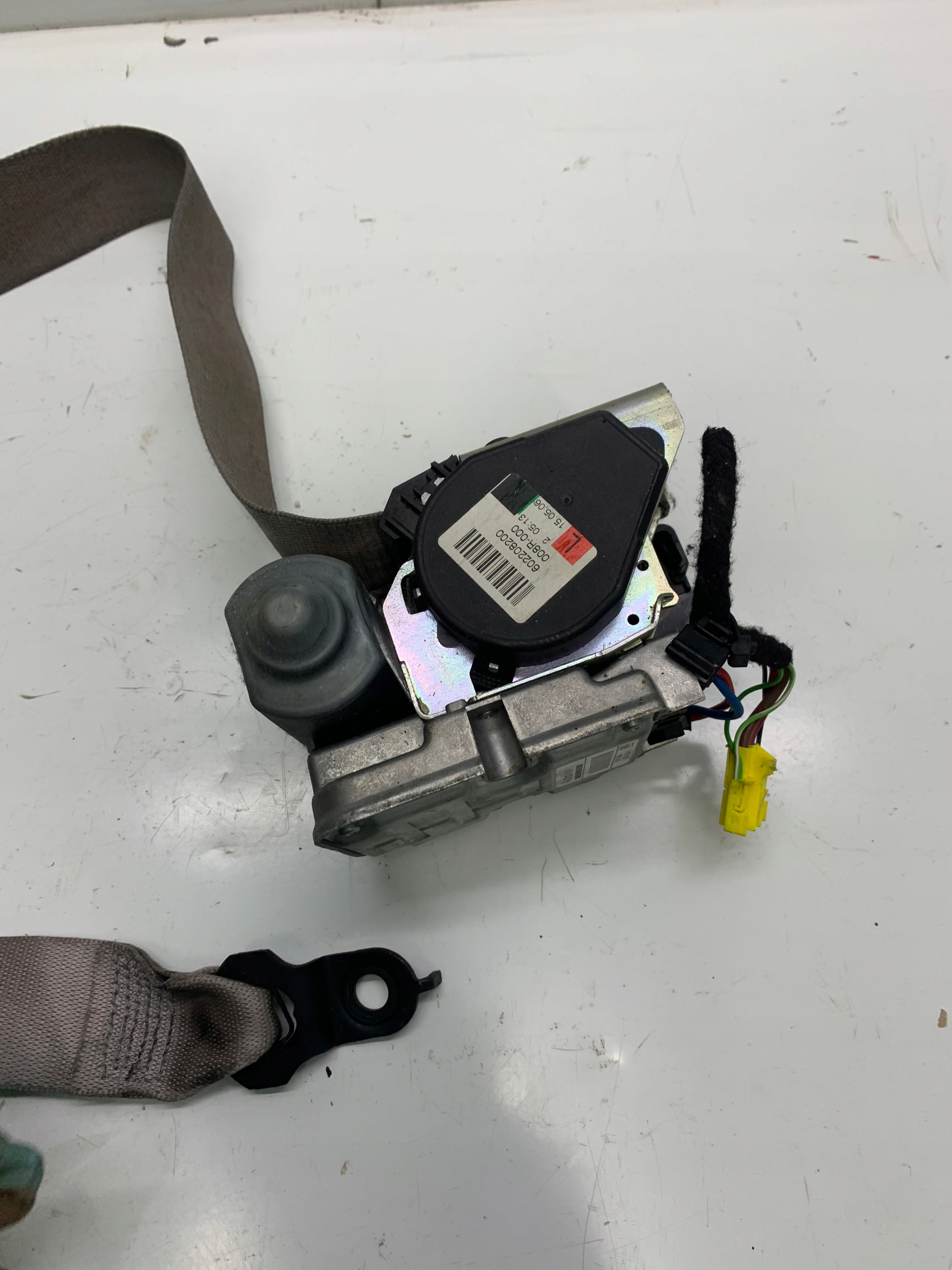W211 W219 CLS tension belt safety front left A2118604186