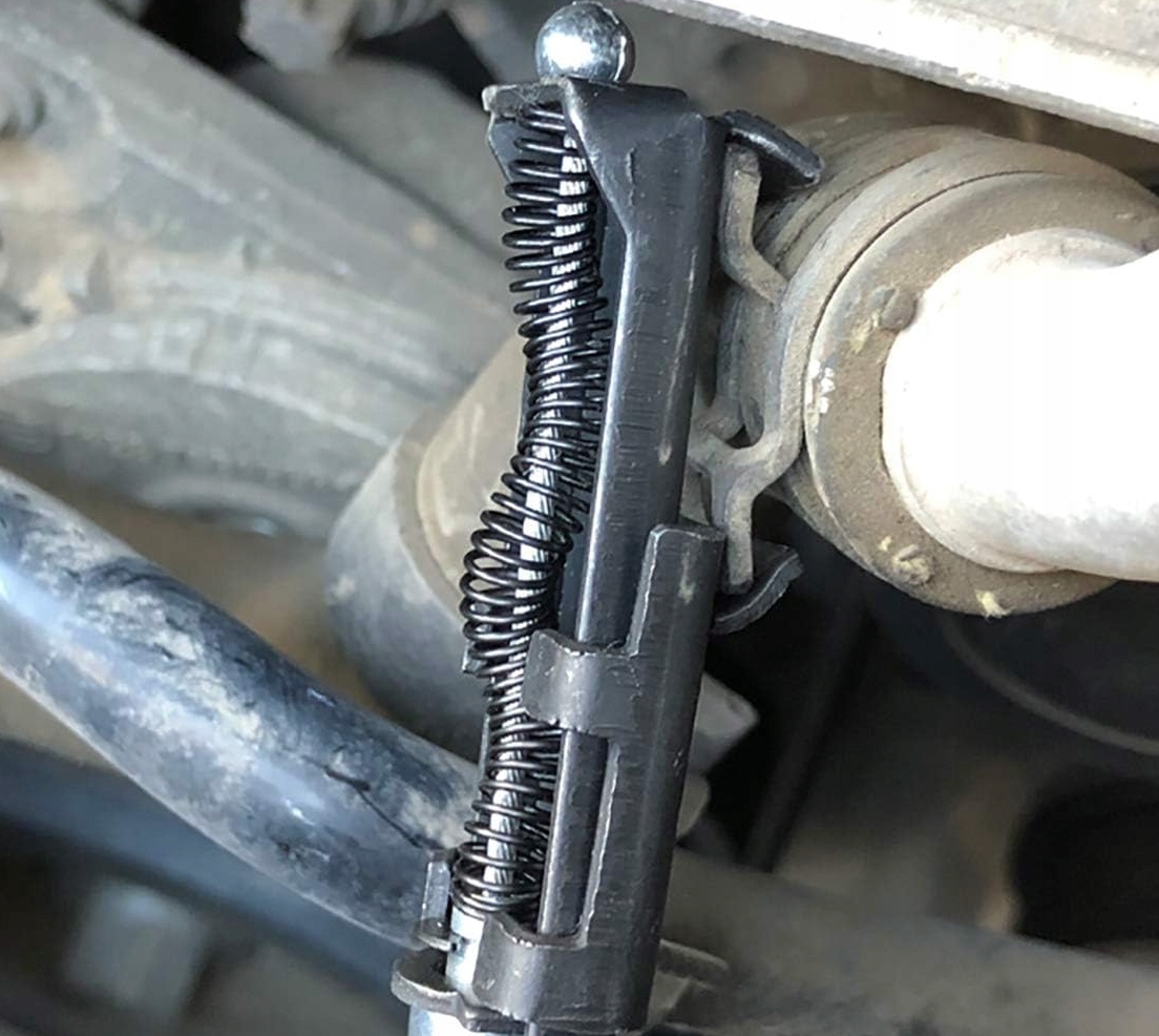 SZCZYPCE DO OPASEK ZACISKOWYCH OSŁON TAŚMOWYCH Z DŁUGĄ LINKĄ 780 MM Marka Falcon