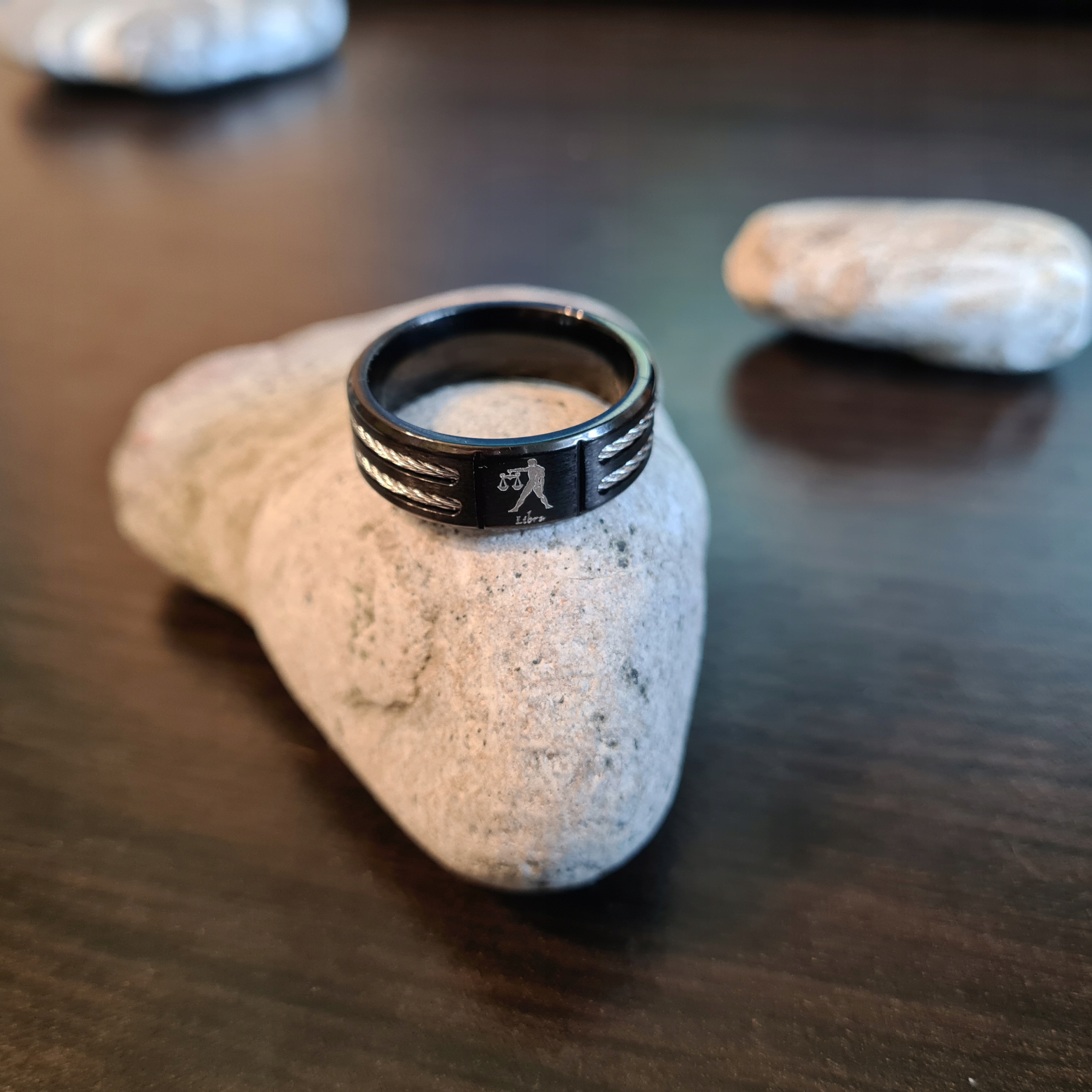 CZARNA OBRĄCZKA SYGNET PIERŚCIEŃ PIERŚCIONEK ZNAK ZODIAKU WAGA R22 Rozmiar/Średnica wew. (mm) 22/19,67