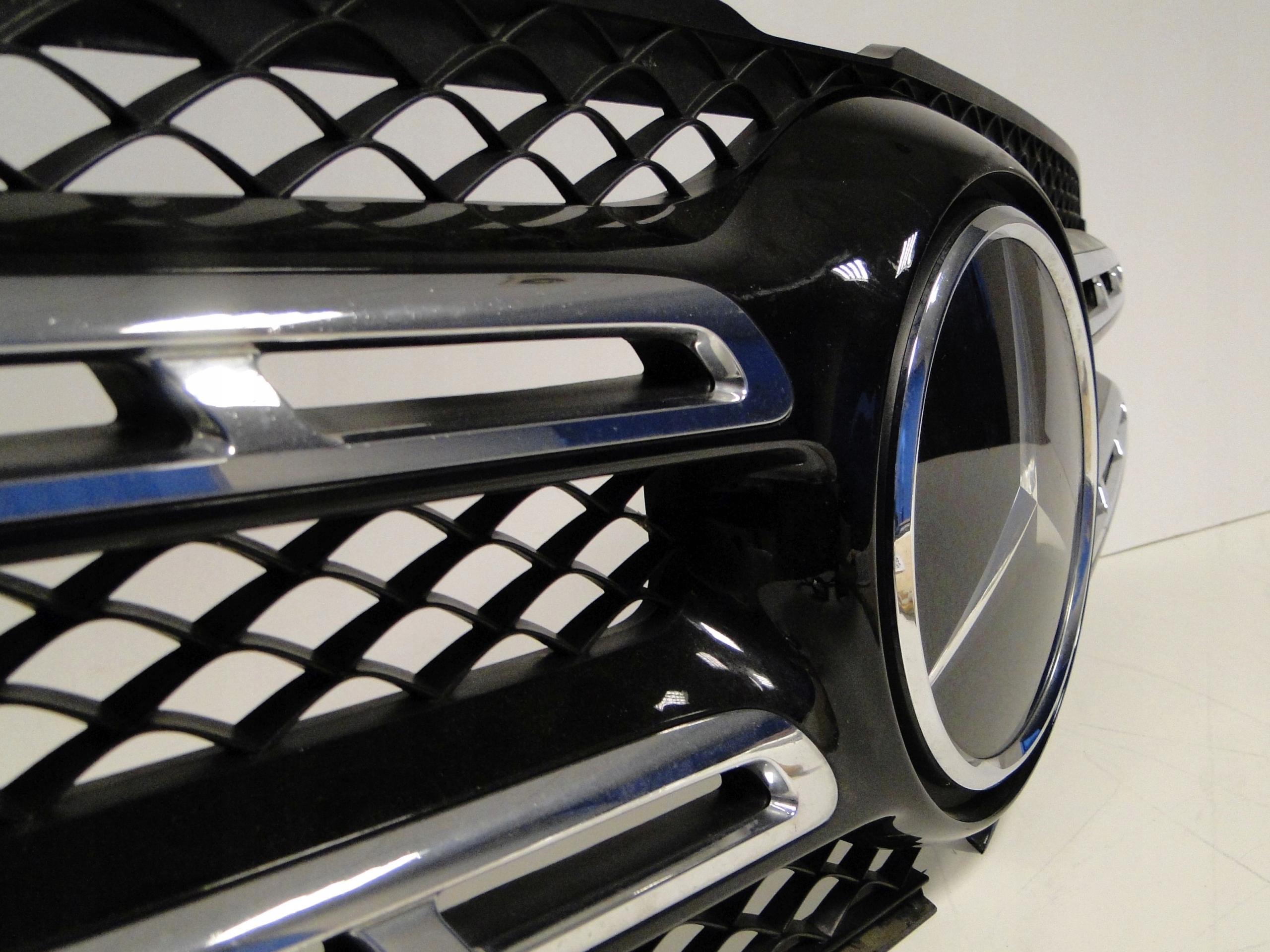 MERCEDES GLS X166 166 GRILL ATRAPA AMG NA KAMERĘ RADAR Kolor czarny