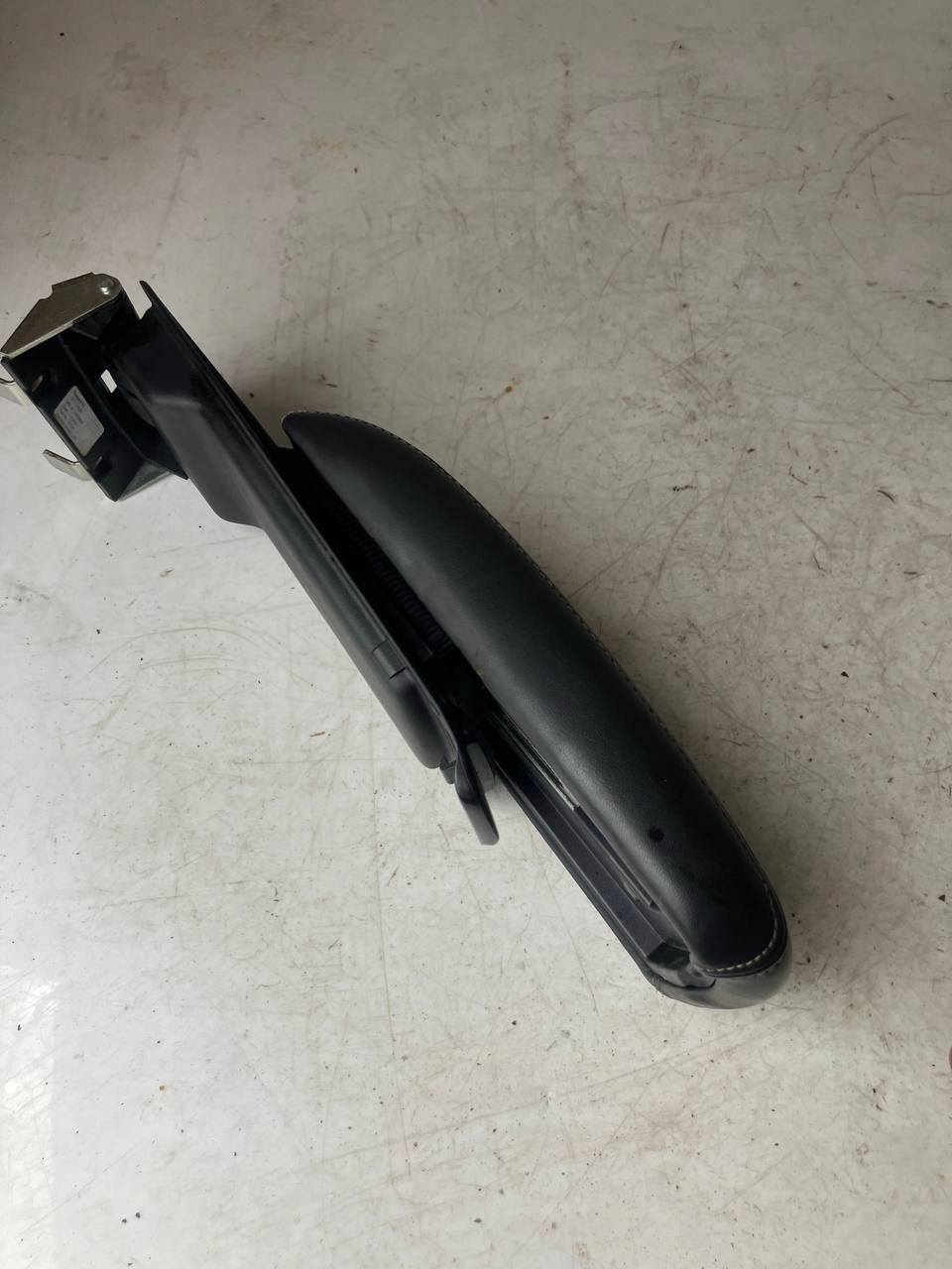 armrest adjustable leather SKORZANY PEUGEOT 308 T9 BIALA NITKA