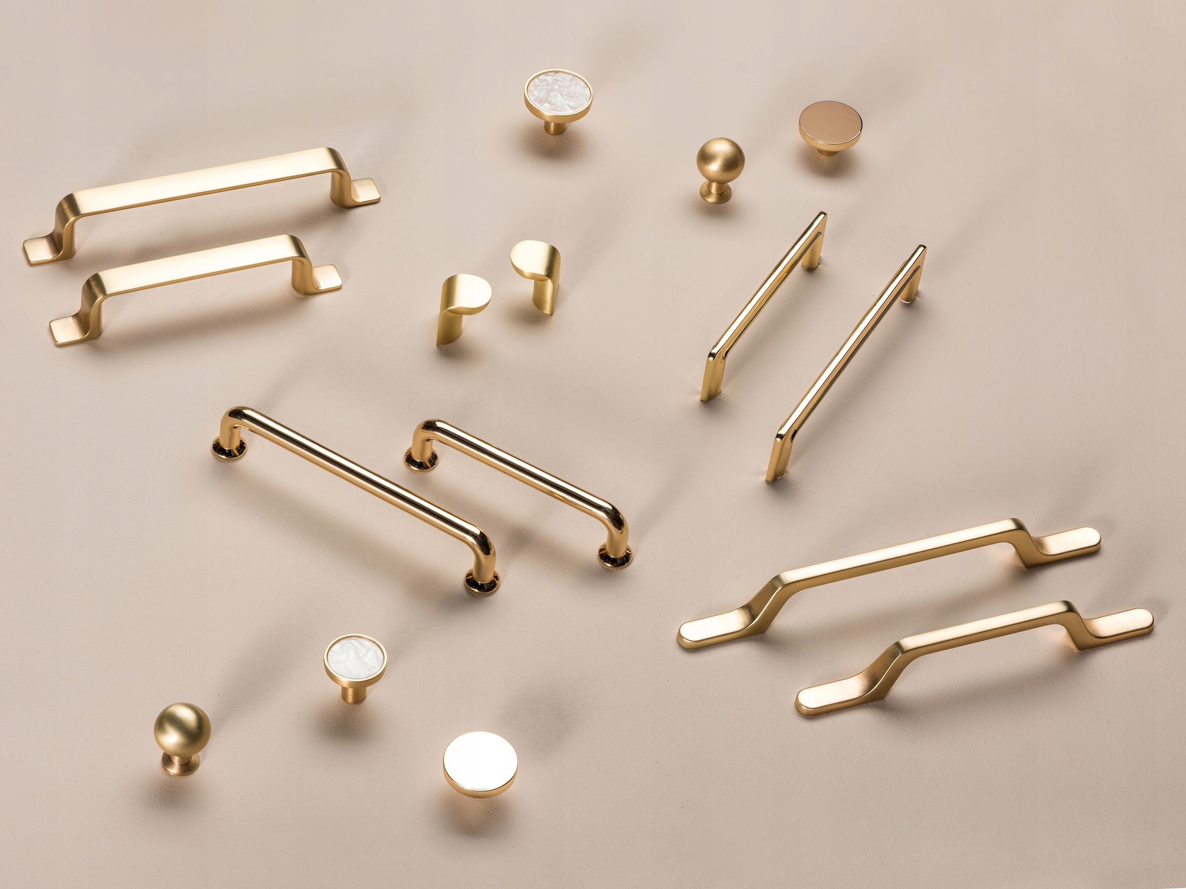 UCHWYT MEBLOWY GAŁKA ZŁOTA + MASA PERŁOWA 25mm Marka HVYT