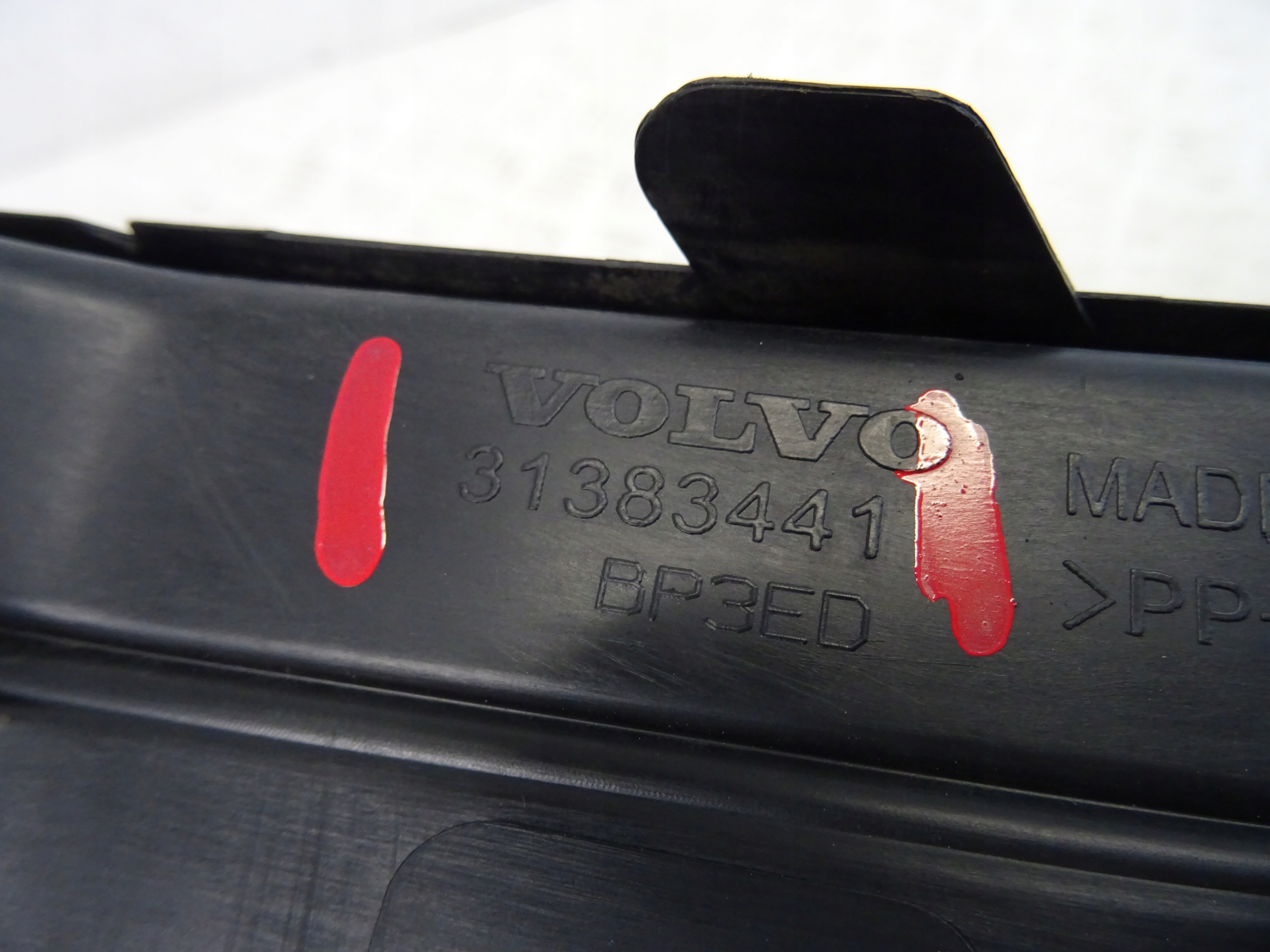 grid of a bumper front front left VOLVO XC90 II 31383441