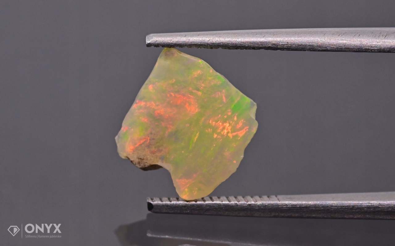 Opal z Etiopie hrudka 9x9 mm