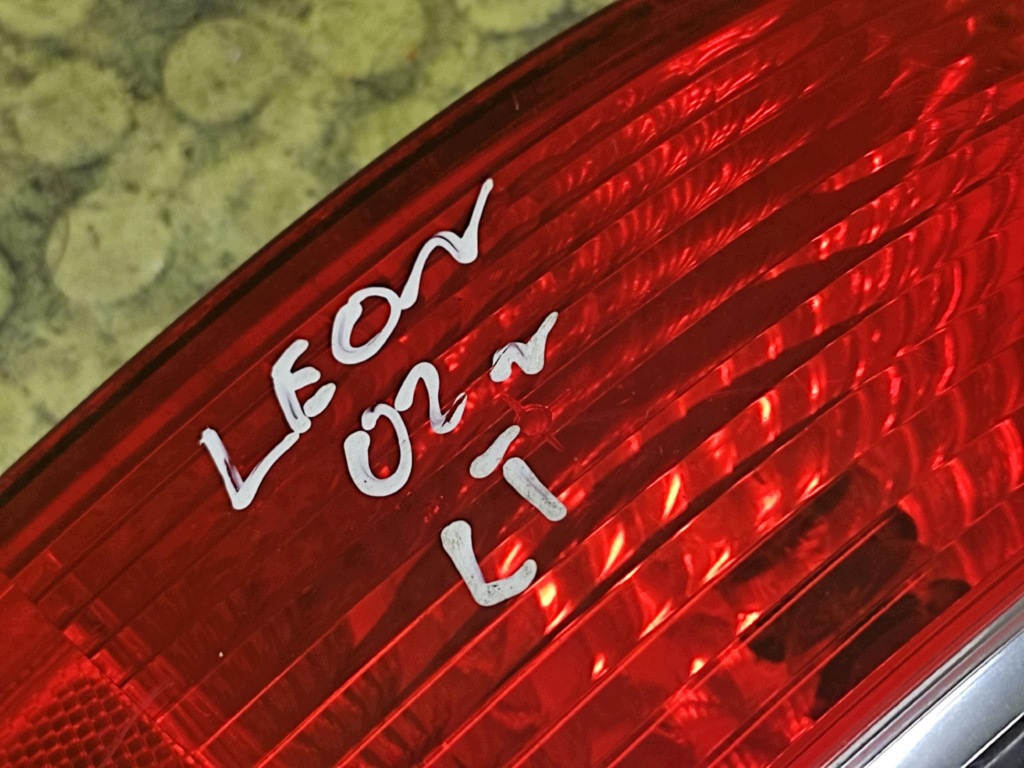 SEAT LEON and light left rear part 1M6945095
