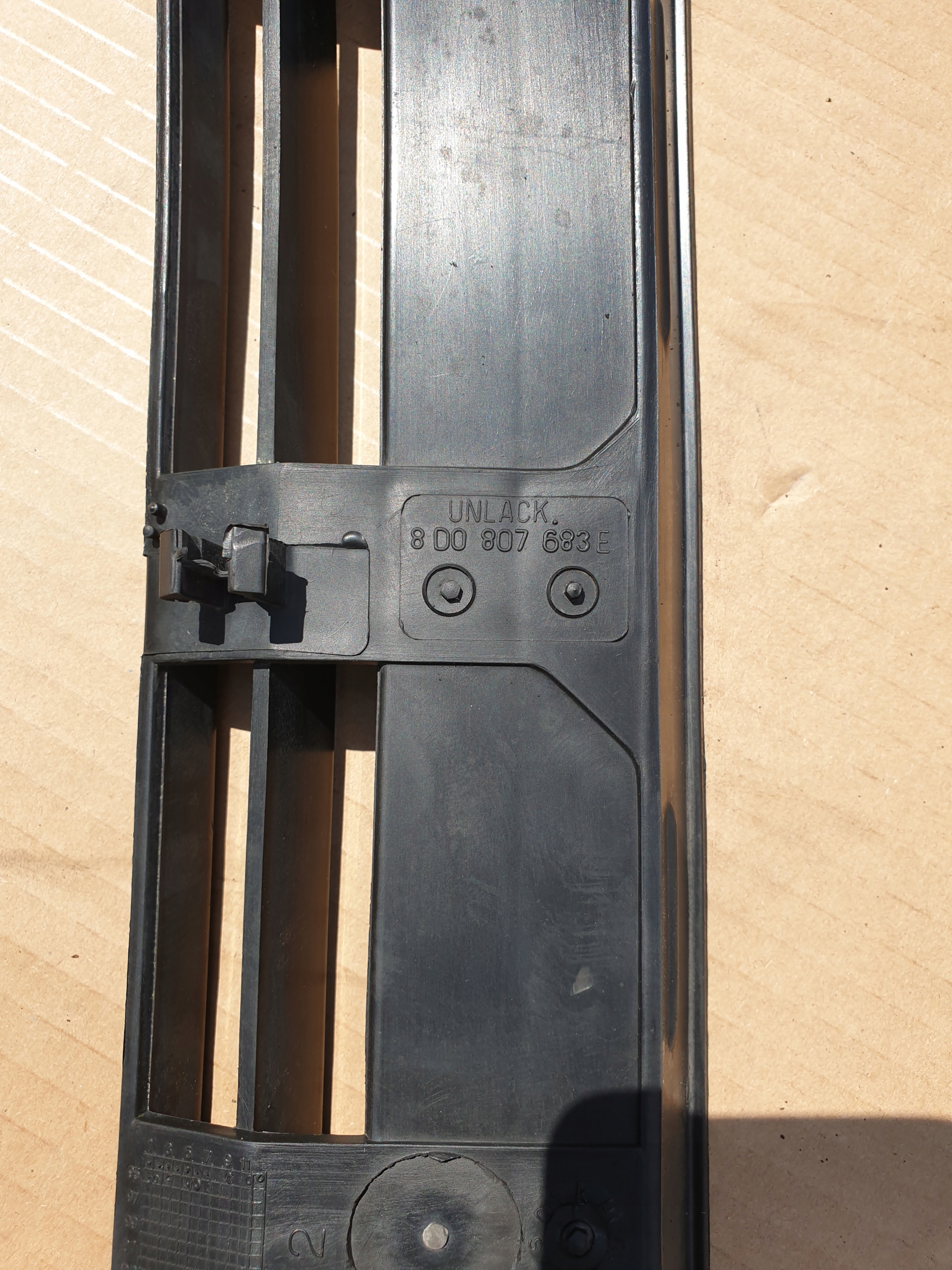 Lüftungsgitter der Stoßstange mitte Grill AUDI A4 B5 8D0807683E OE