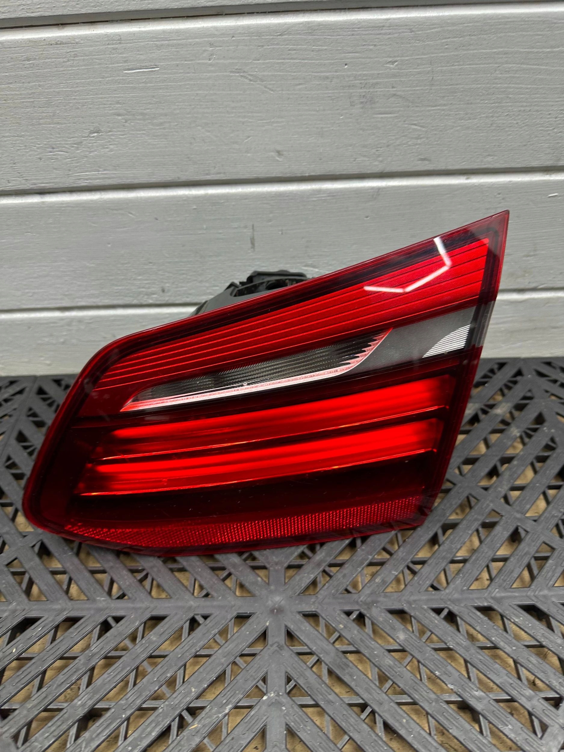 light rear w klapie BMW 2 F45 7311042