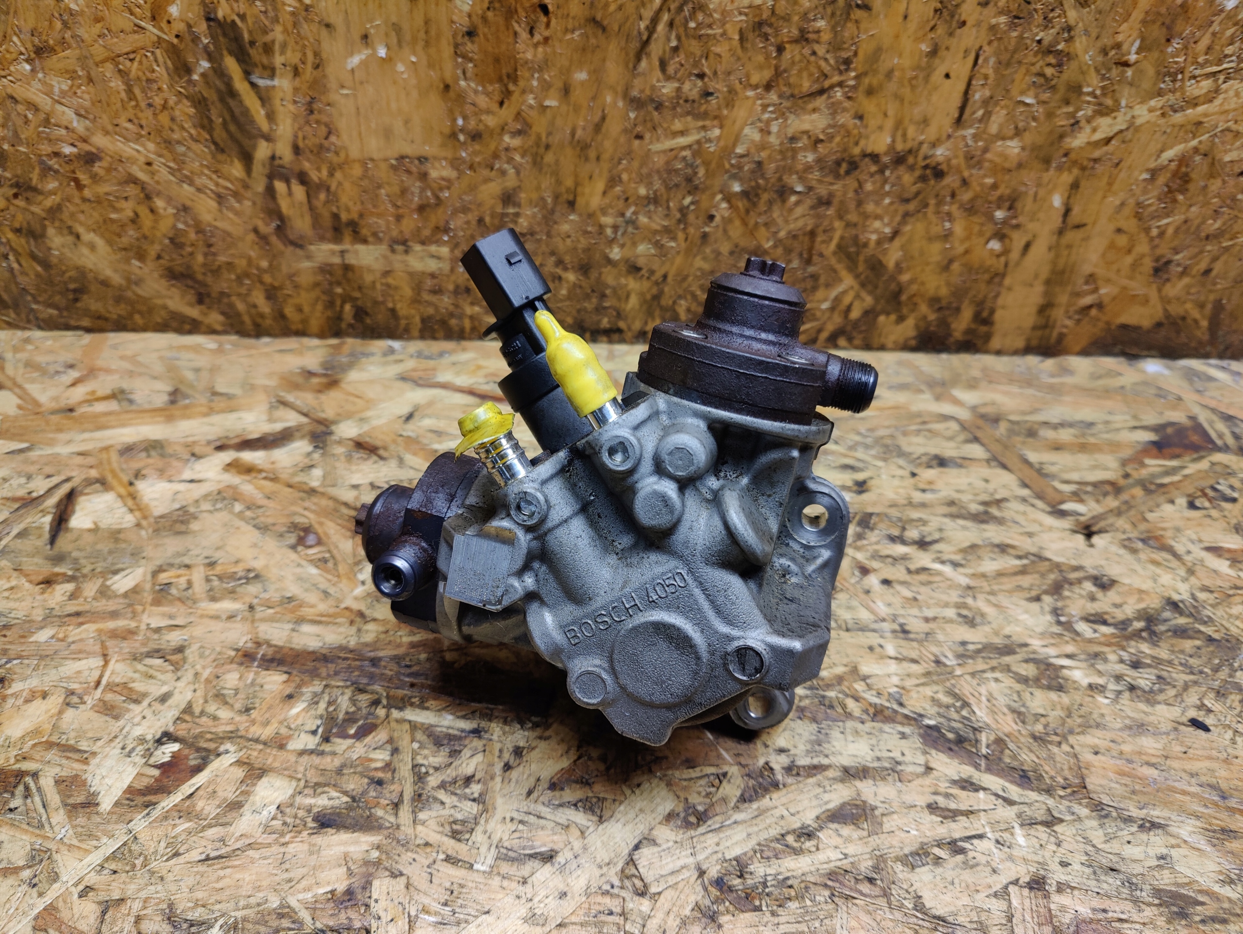 Топливный насос AUDI A6 Q7 3.0 TDI 0445010677