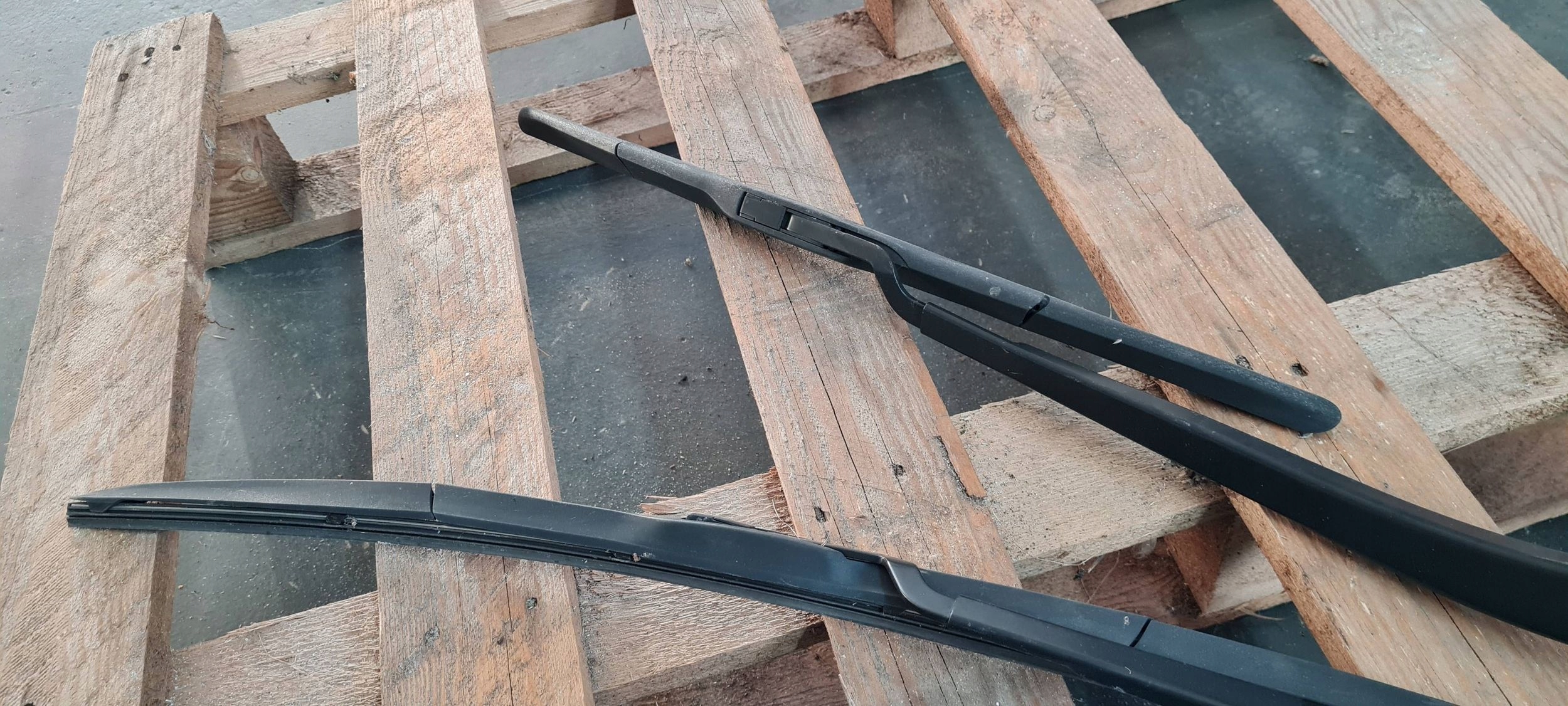Chrysler Pacifica 2022 wiper arm front KOMPLET 2586 2585