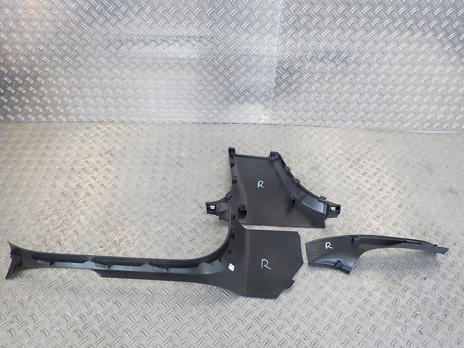 E KLASA W213 KOMPLET LISTW OSLON PROGOWYCH PRAWYCH Car type Passenger cars