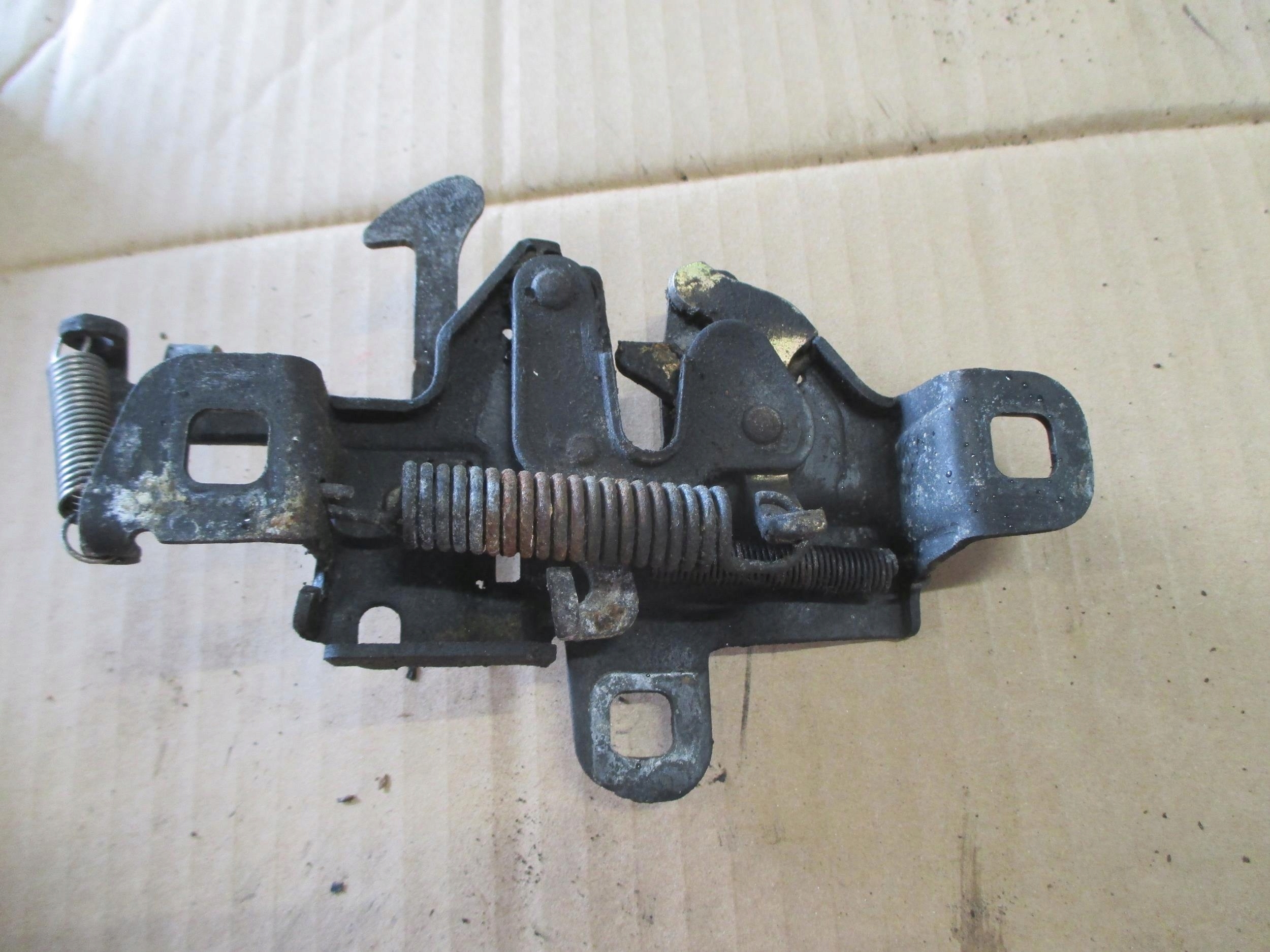 DAIHATSU FEROZA 89-98 ZAMEK MASKI