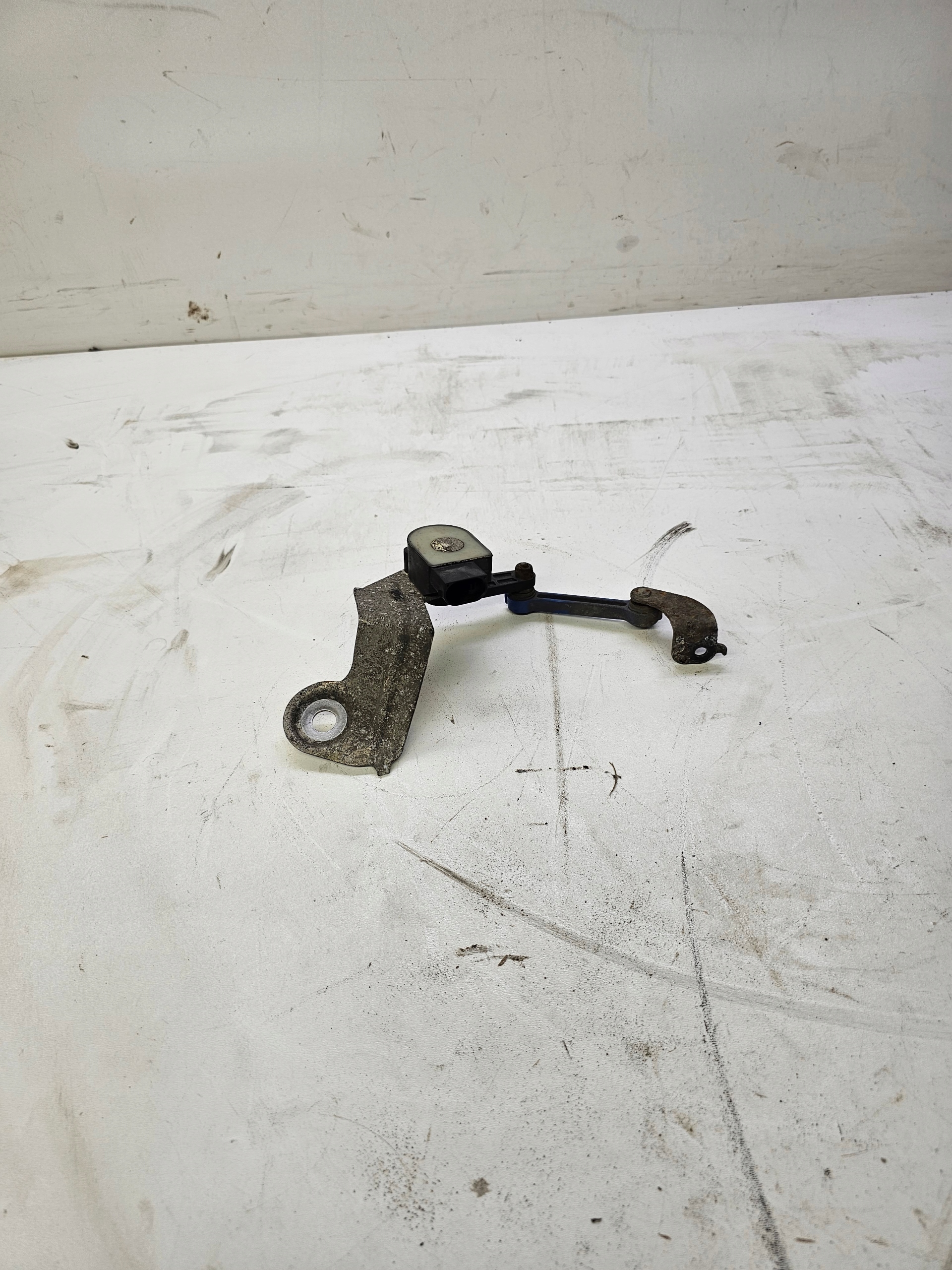 Sensor POZIOMOWANIA Leuchten AUDI A4 B7 8E0616571D