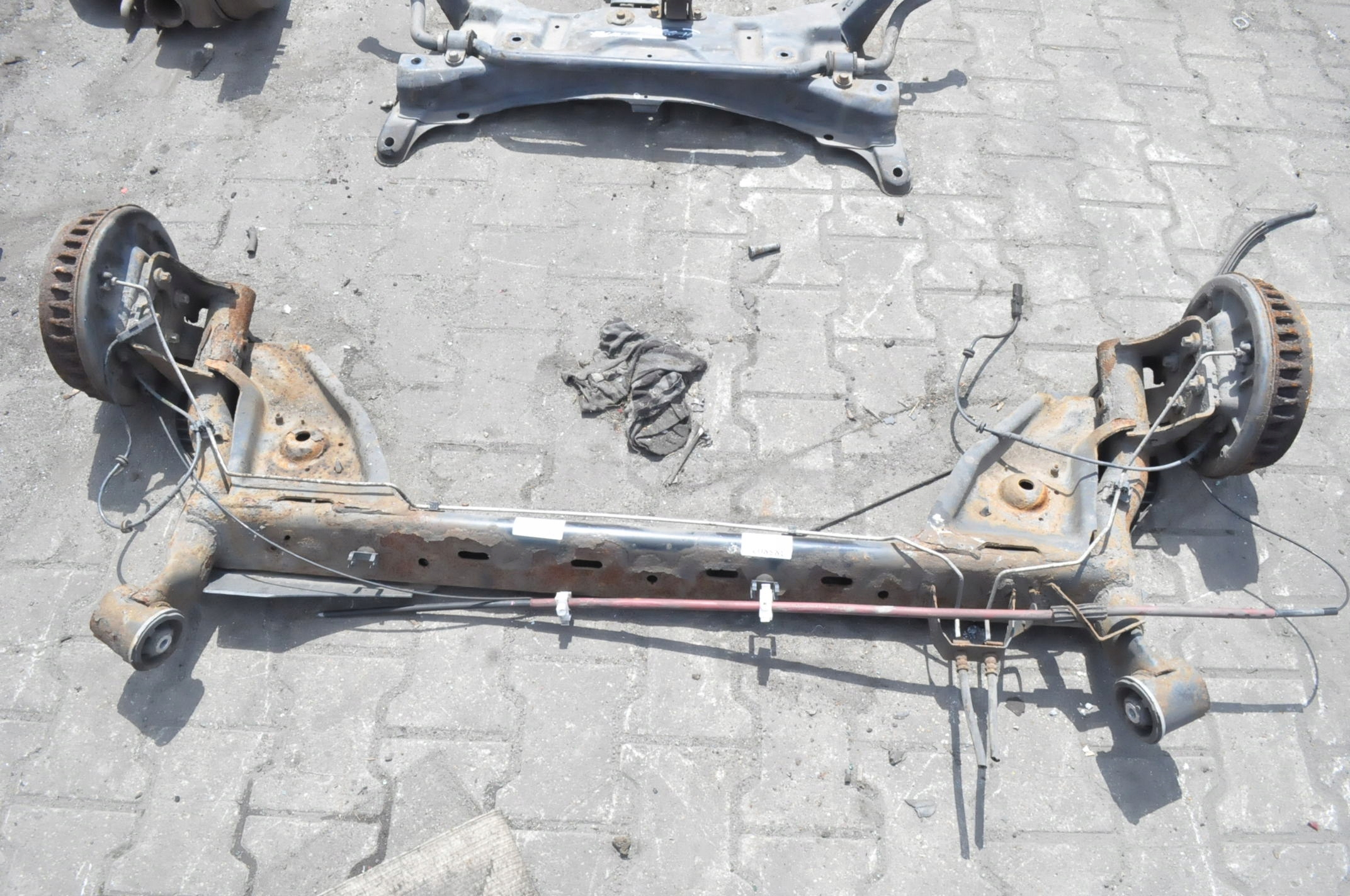 RENAULT CAPTUR I ZAWIESZENIE BELKA TYŁ NA BĘBNY