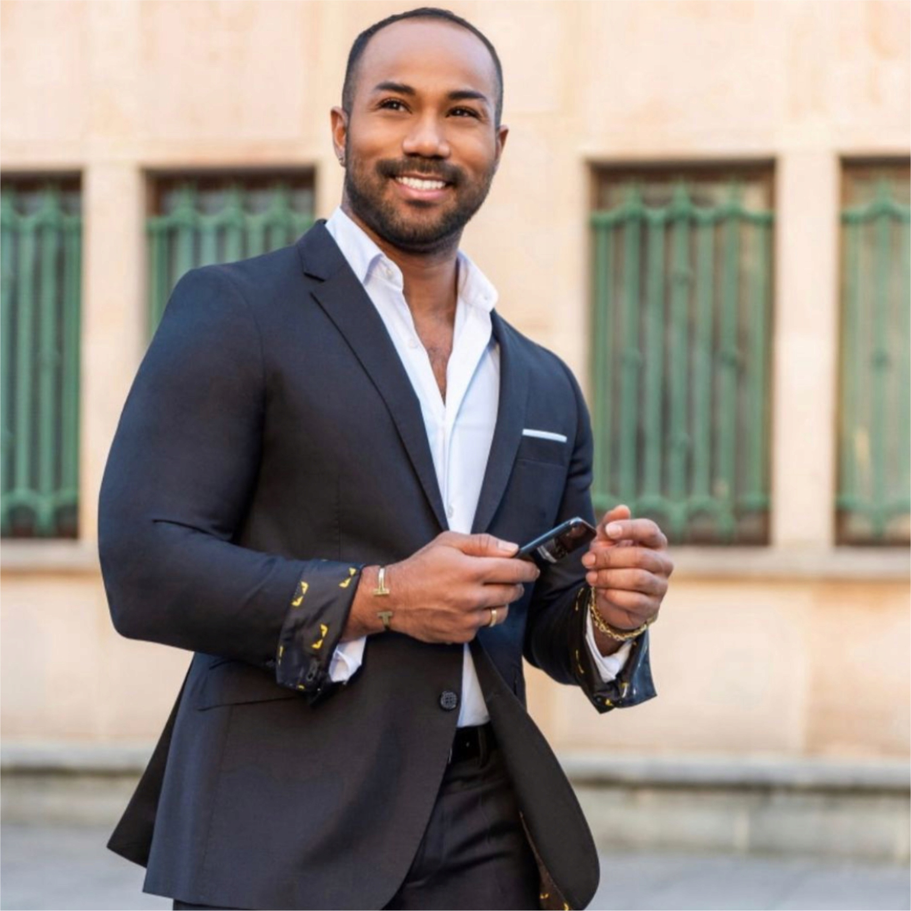 

Elegancki szary garnitur męski 52/182