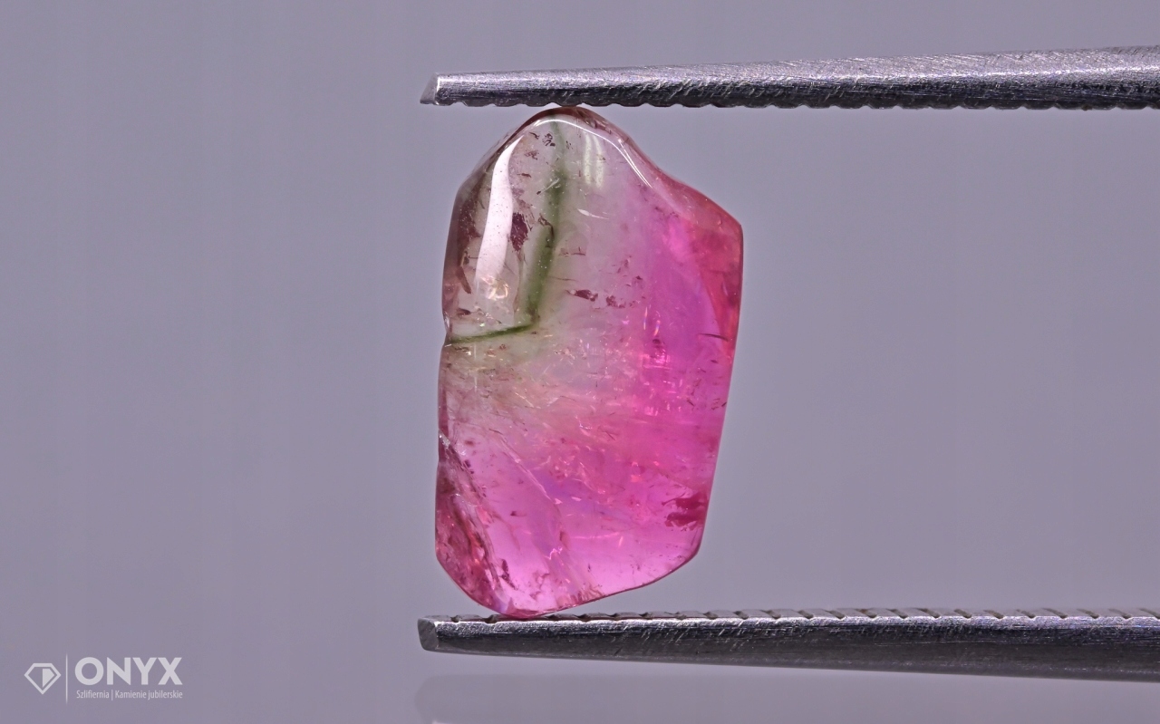 Turmalín konvexní nepravidelná dlažba 10x5,5 mm