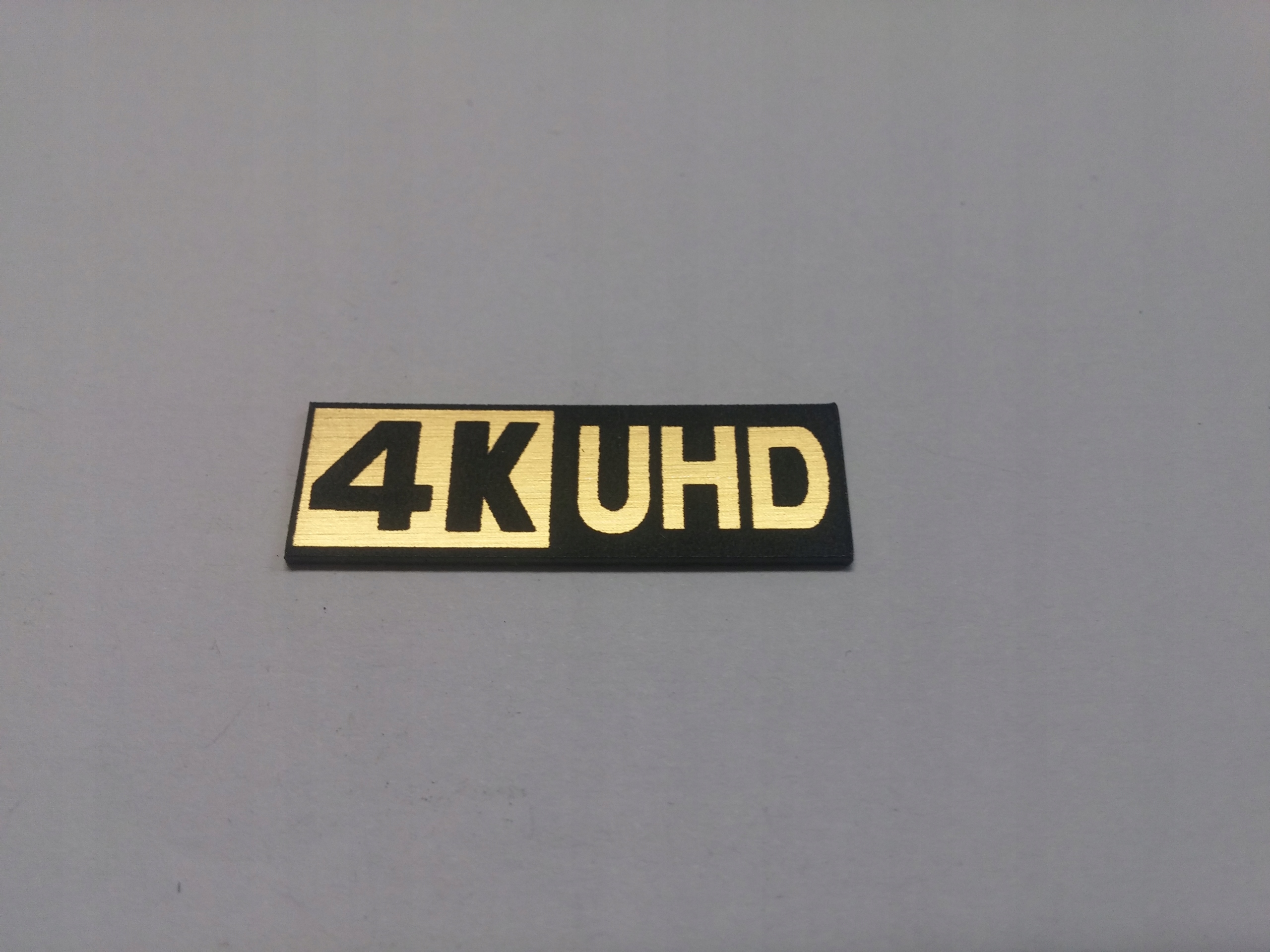

4K Uhd naklejka emblemat 30 x 10 mm *złota