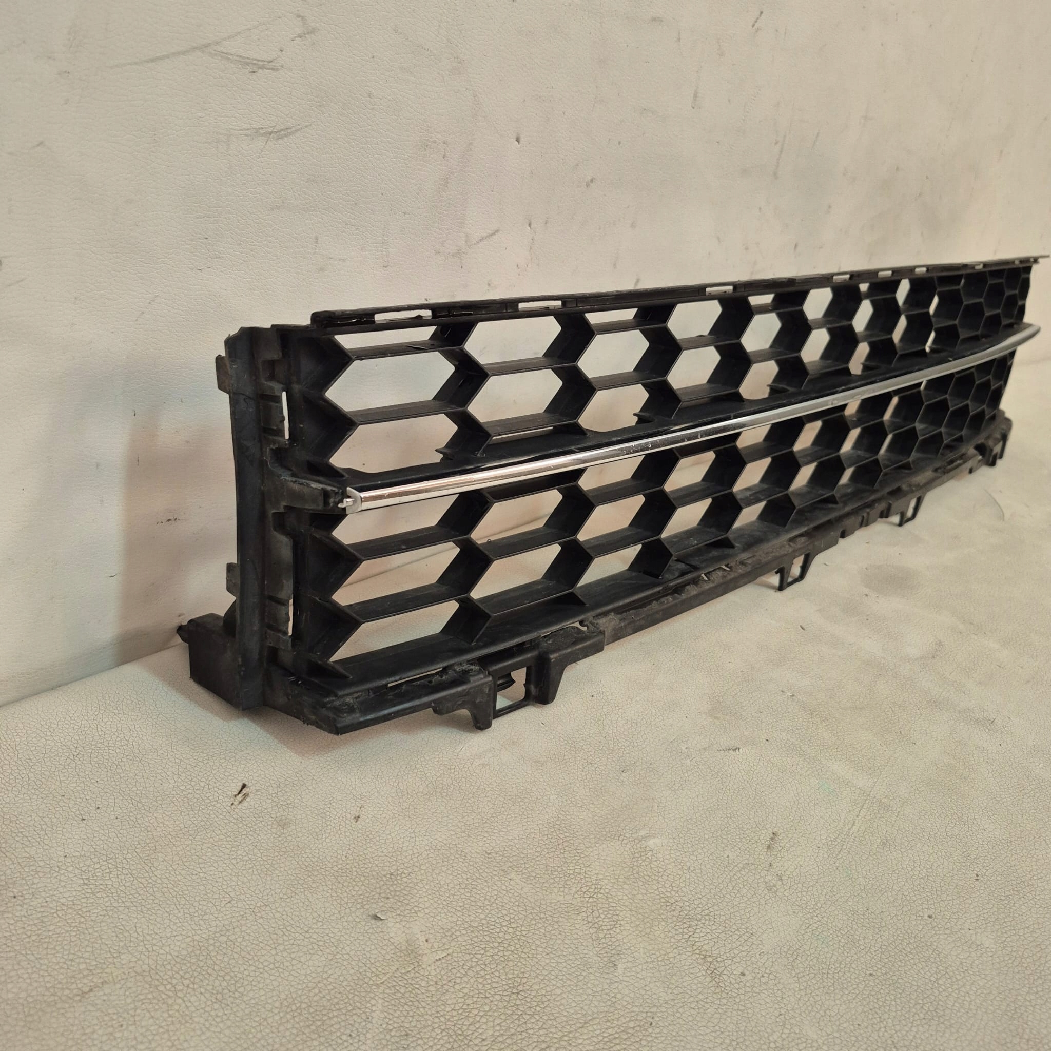 SKODA SUPERB III 15r. -> grid of a bumper central front 3V0853677