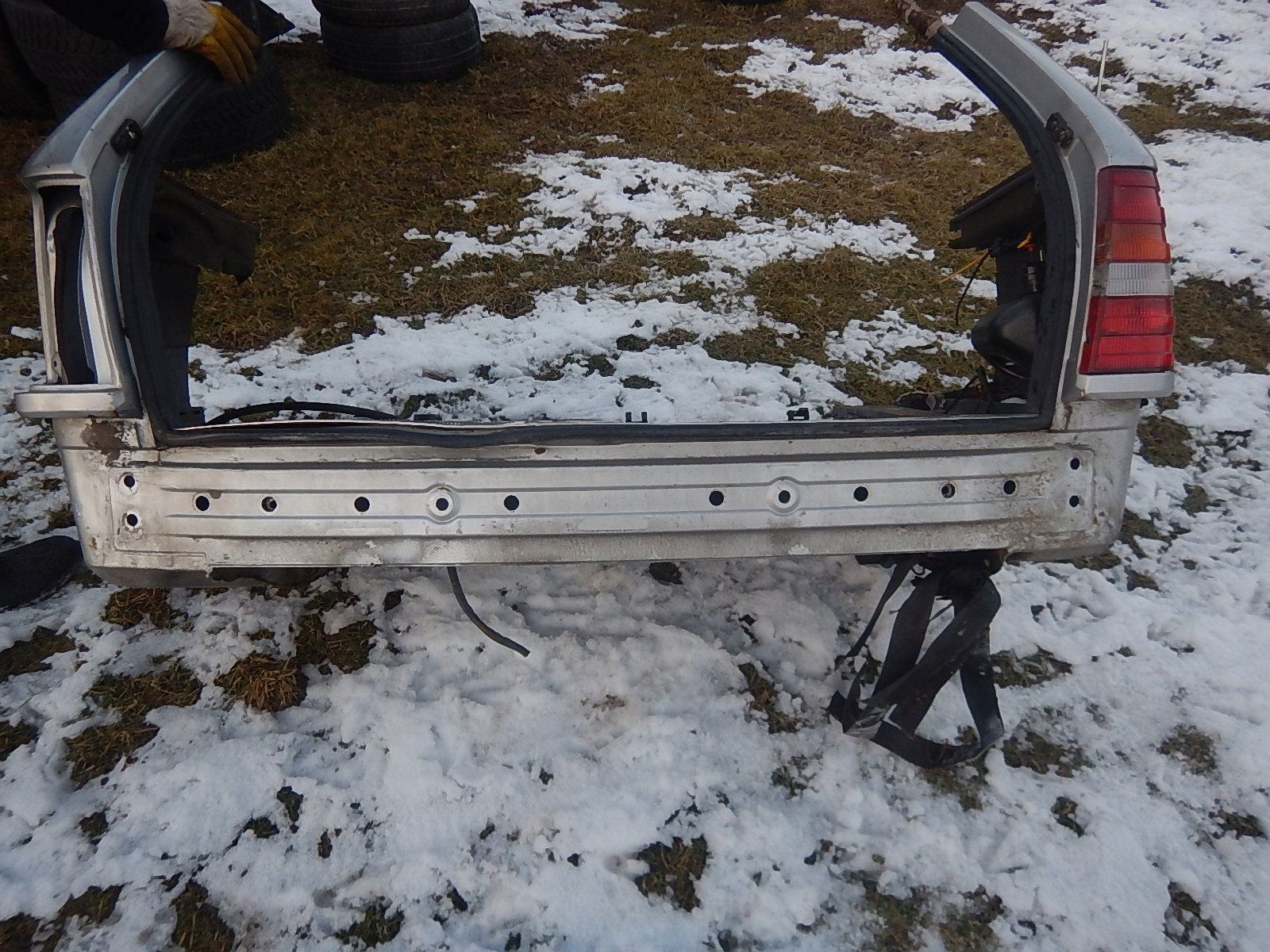 MERCEDES W124 KOMBI PAS TYLNY DUPA OKULAR