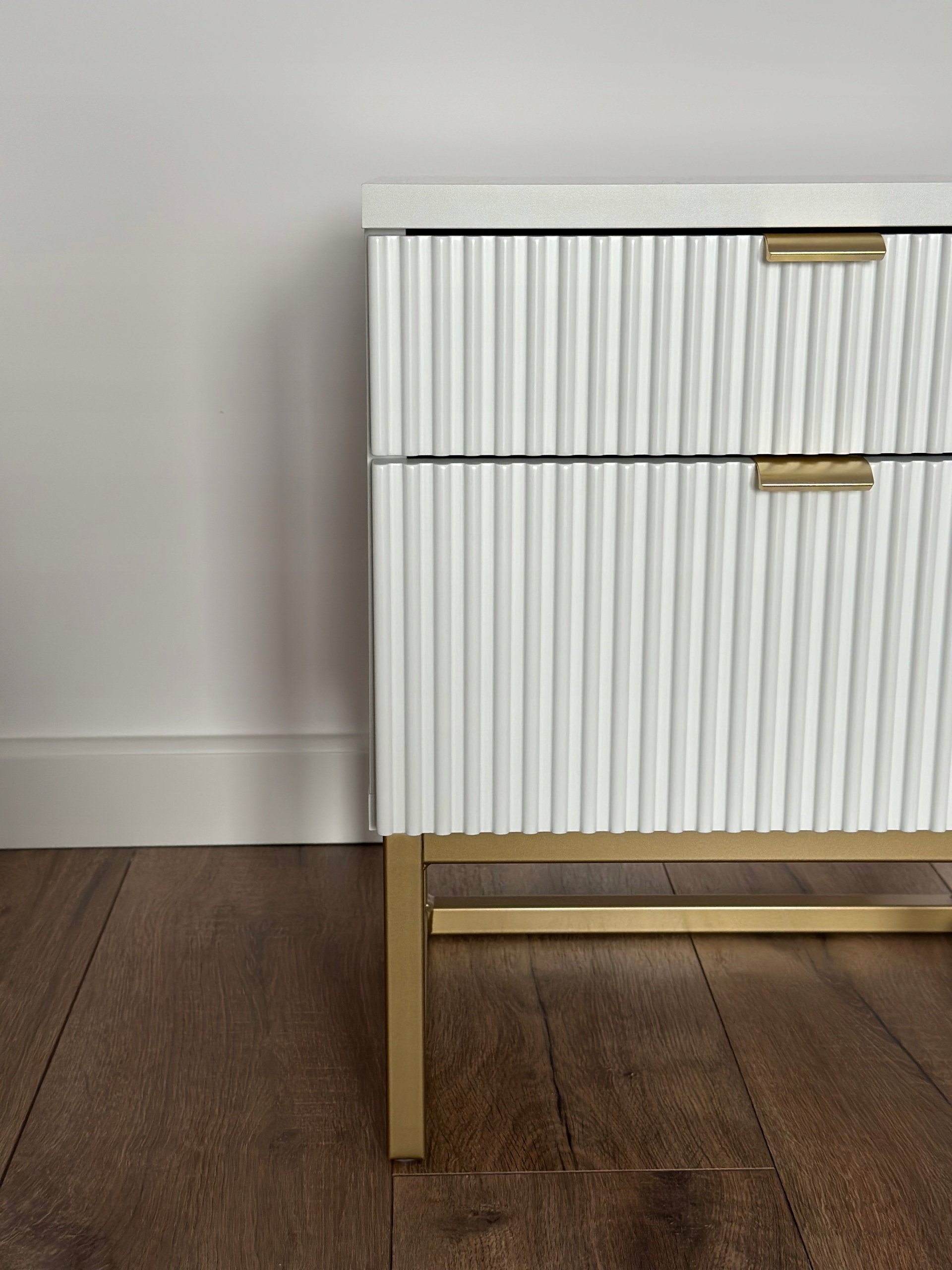 Szafka nocna ryflowana biała złota fronty lakierowane ryflowane Marka inna