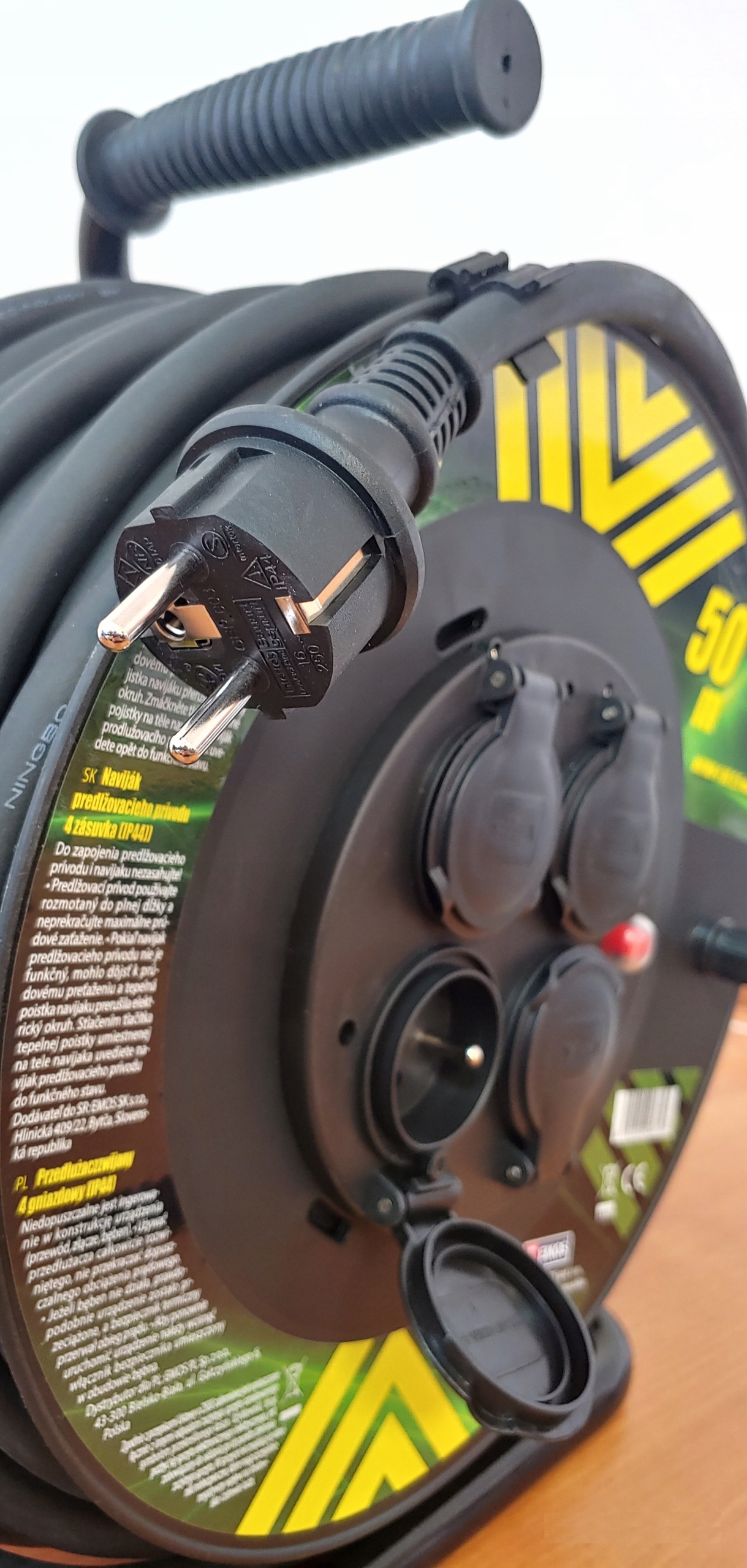 PRZEDŁUŻACZ BĘNOWY NA BĘBNIE ZWIJANY BUDOWLANY 4 gniazda,3x1,5 50m Kolor czarny