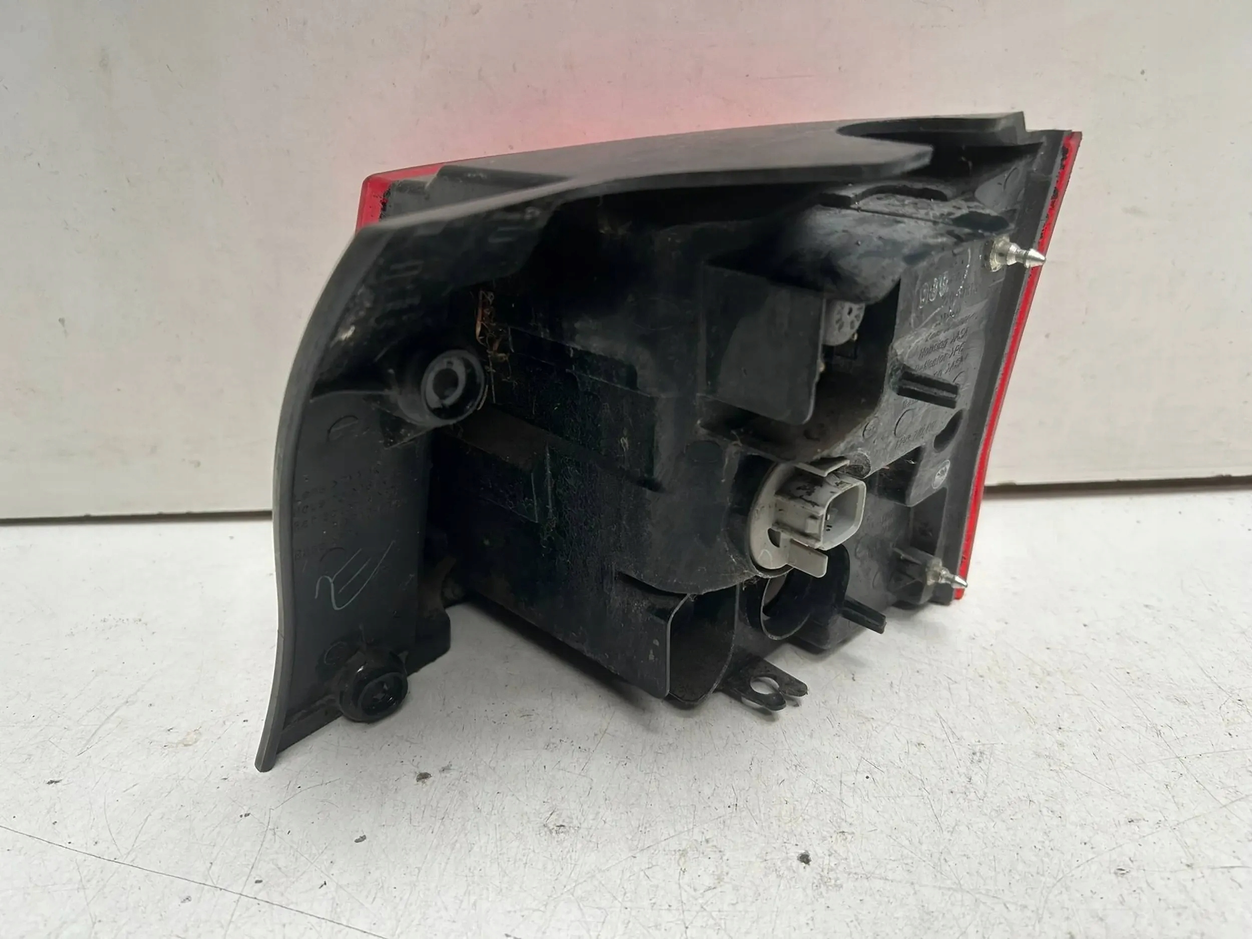 Lampa tył lewy Citroen C-Crosser 2008 Numer katalogowy części 22087920