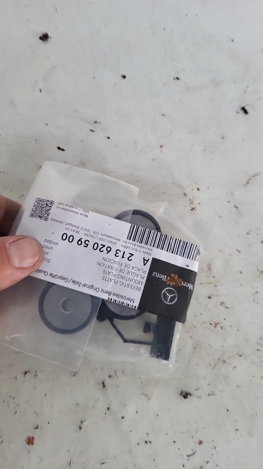 MERCEDES E-KLASA GLC CLS holder supports right front A2136205900