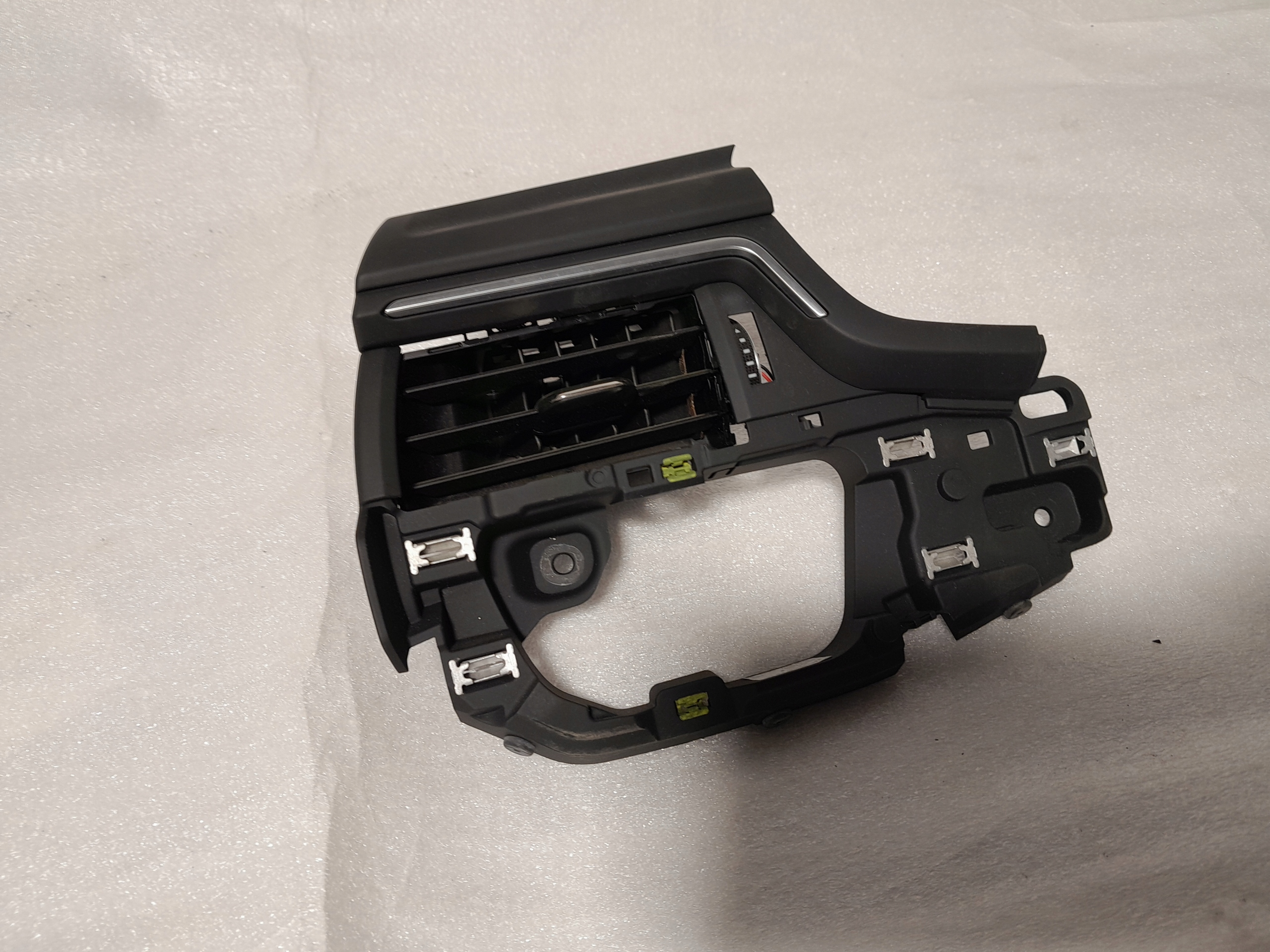 AUDI A4 B9 grid air conditioning devices 8W1820901B