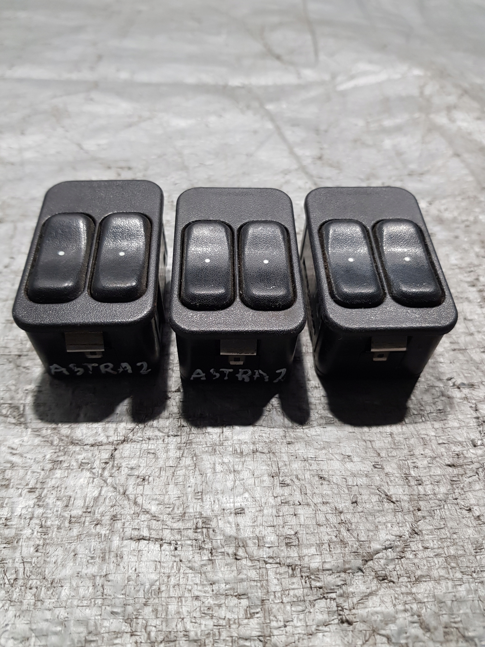 window control switch OPEL ASTRA 13363201 90561088